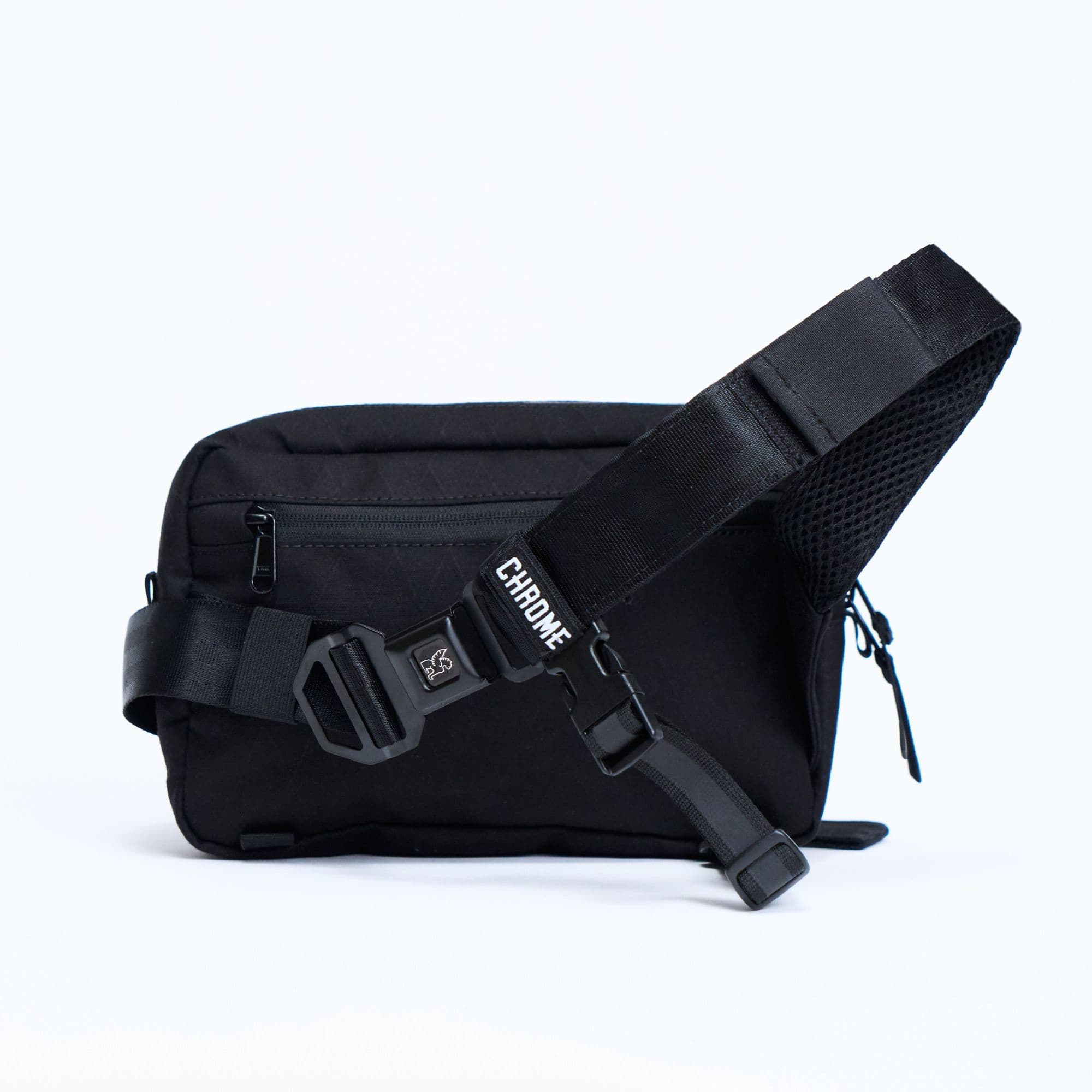 The back of the Barrage 5L Sling in black #color_black x