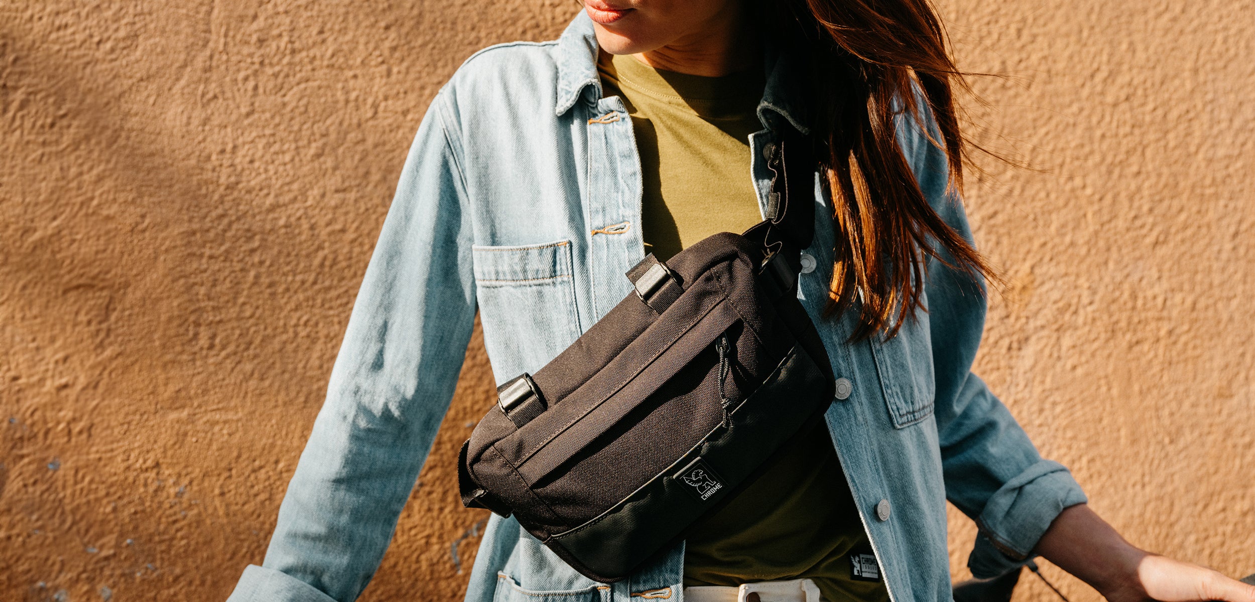 Doubletrack Handlebar bag on a woman worn as a sling desktop size image