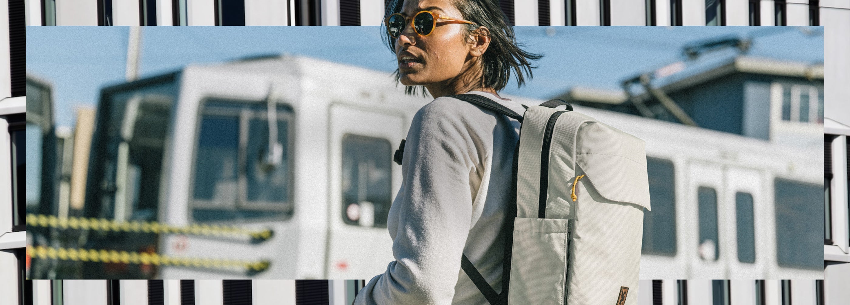 Woman wearing a natural color ruckas backpack 23L in a desktop size image