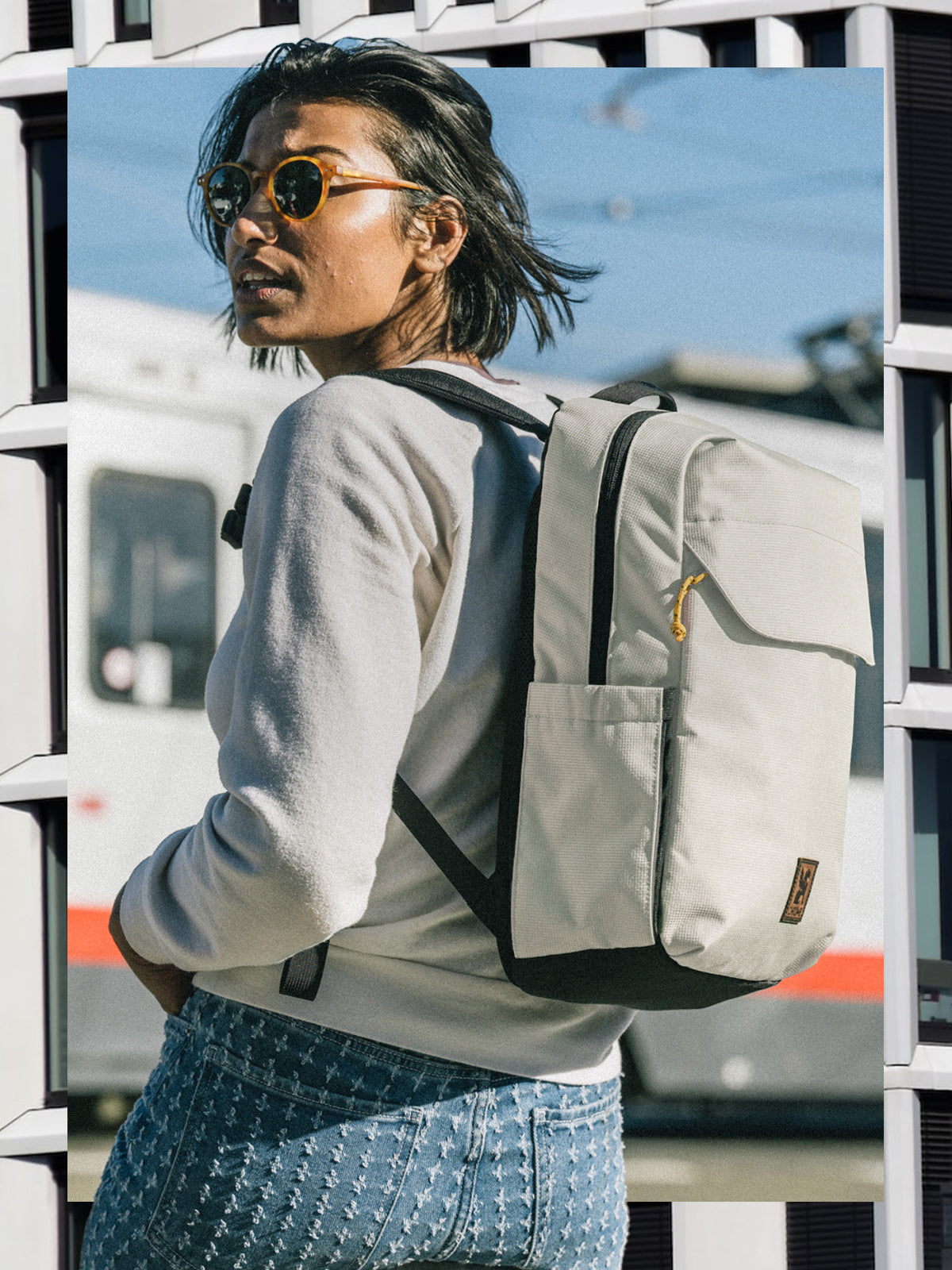 Woman wearing a natural color ruckas backpack 23L in a mobile size image
