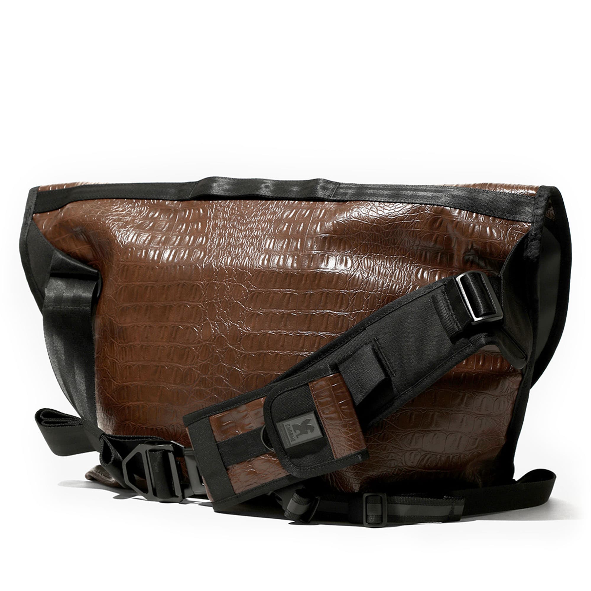 The back of the EG edition Citizen 24L Messenger #color_croco / dark brown