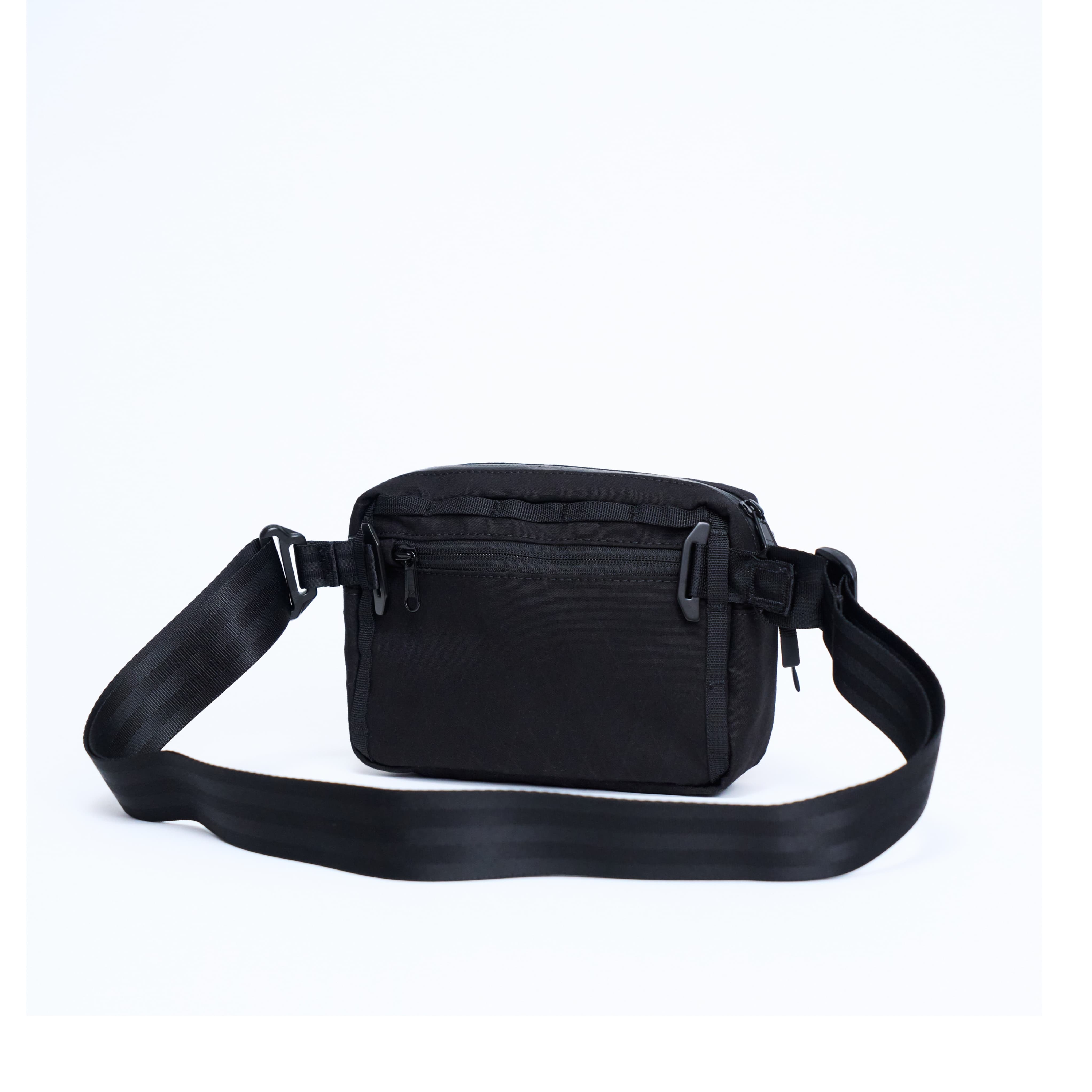 The back of the Barrage 2L Sling in black #color_black x