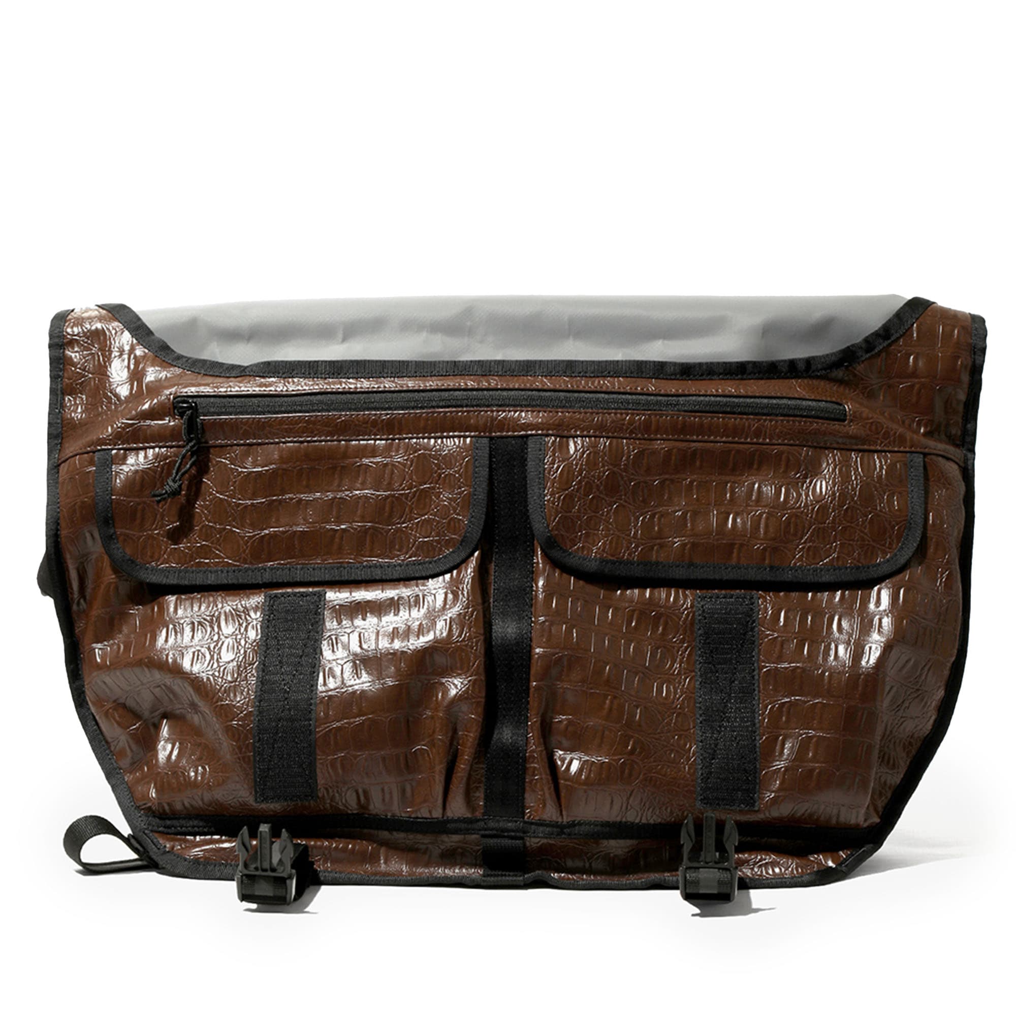 The inside pockets of the EG edition Citizen 24L Messenger #color_croco / dark brown