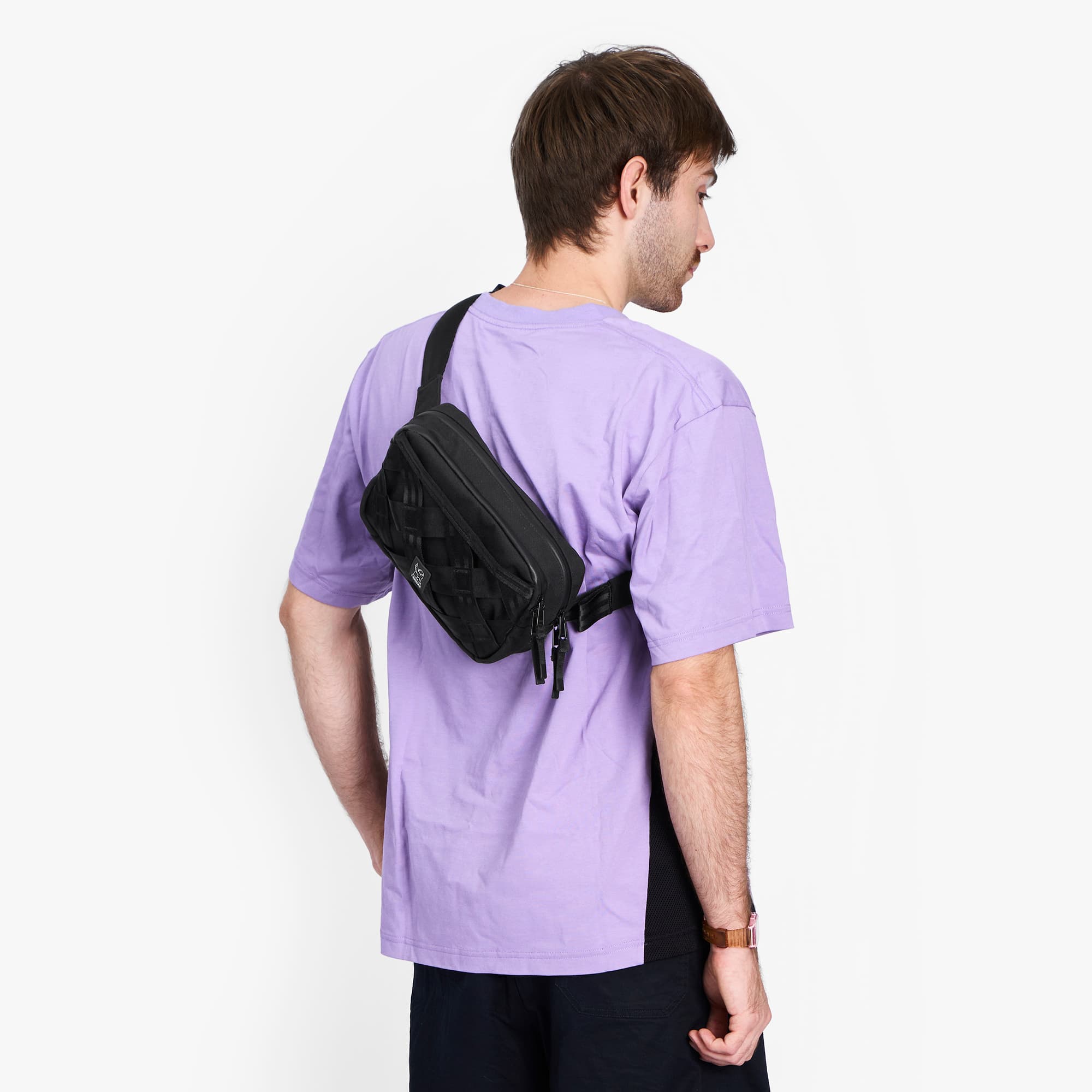 A man wearing the Barrage 5L Sling