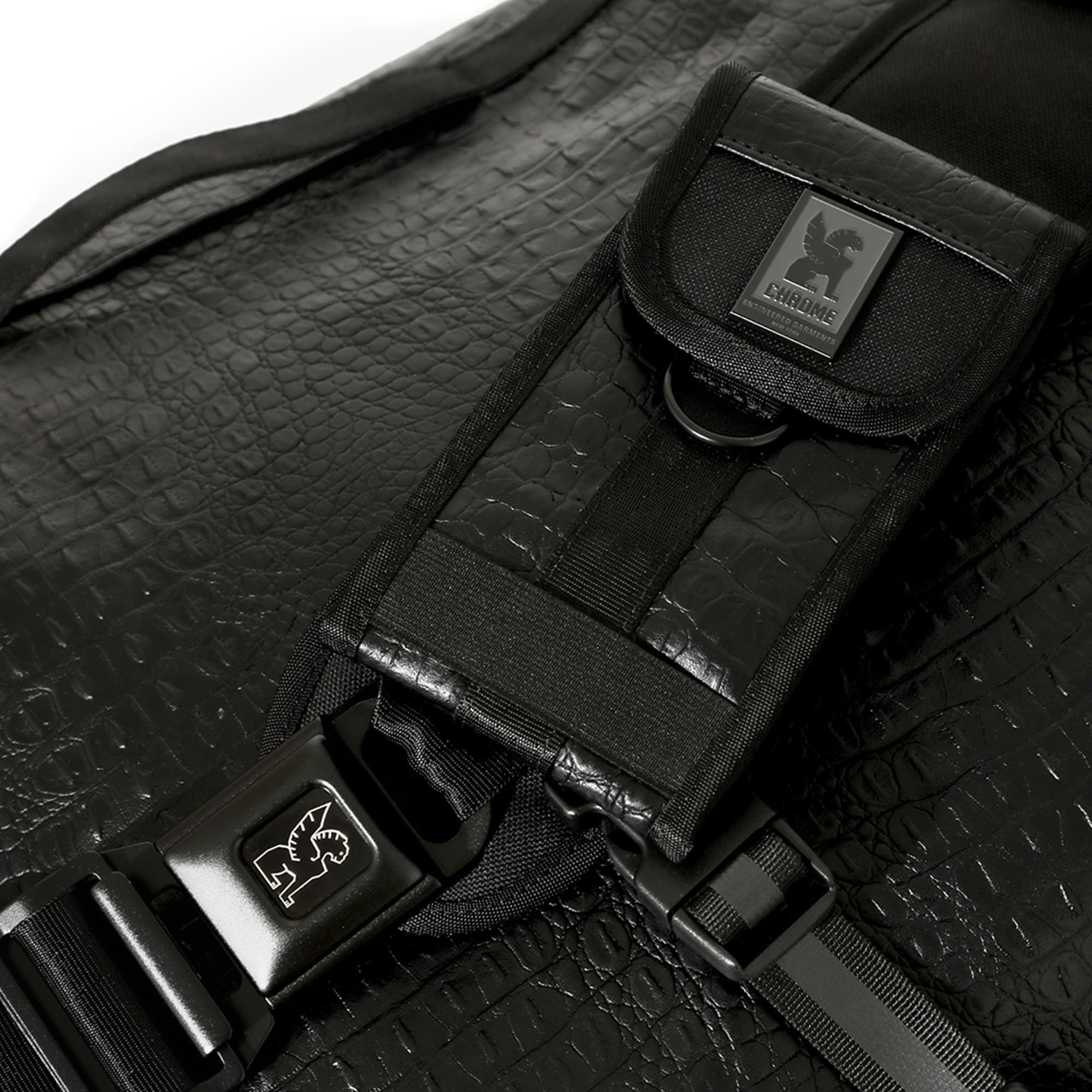 Chrome x EG Citizen 24L in Black with matching phone pouch #color_croco / black