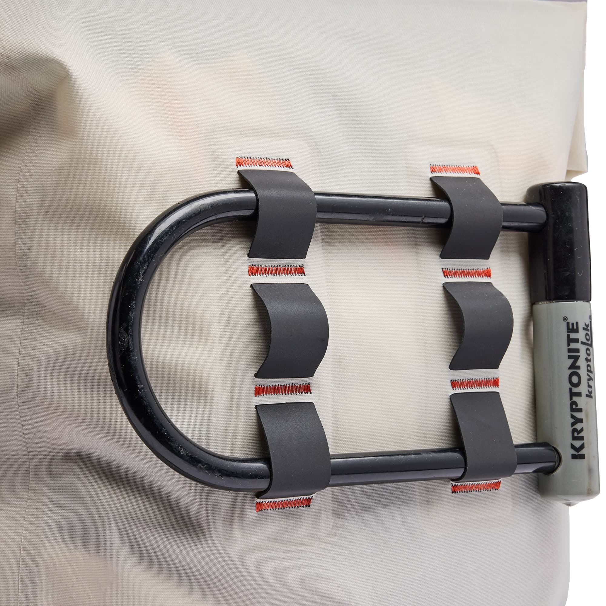 A U-Lock in the molly loops of the Urban Ex 30L in future white #color_future white