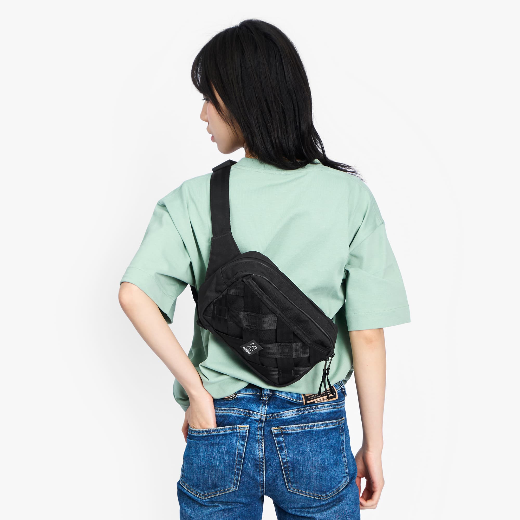 A woman wearing the Barrage 5L Sling