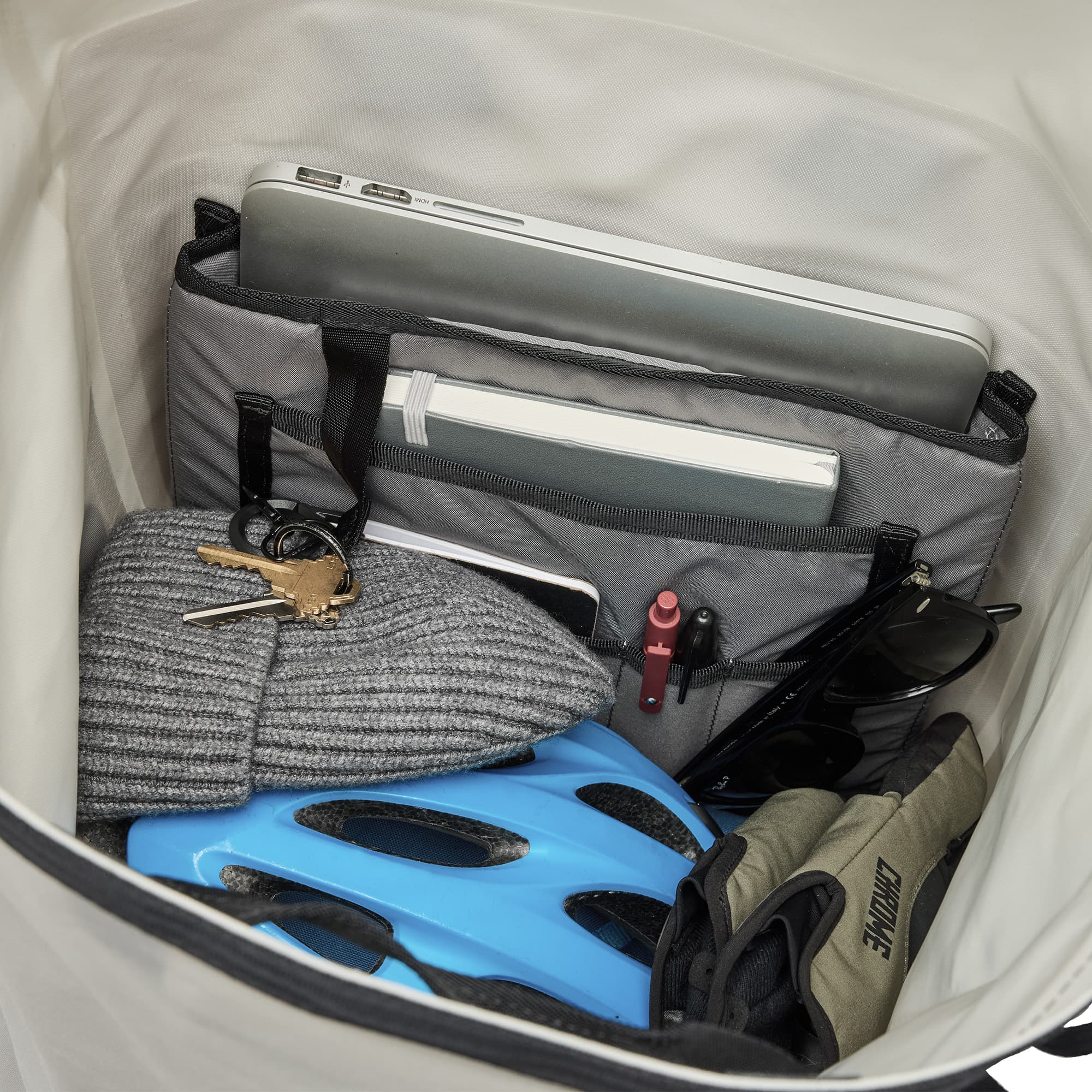 The inside of the Urban Ex 30L in future white #color_future white