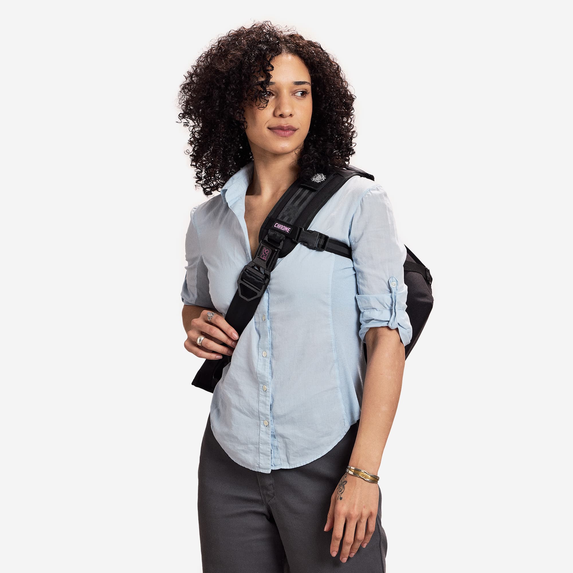 The front strap on a woman wearing the Pride Citizen 15L in Rio Black Rose #color_rio rose black