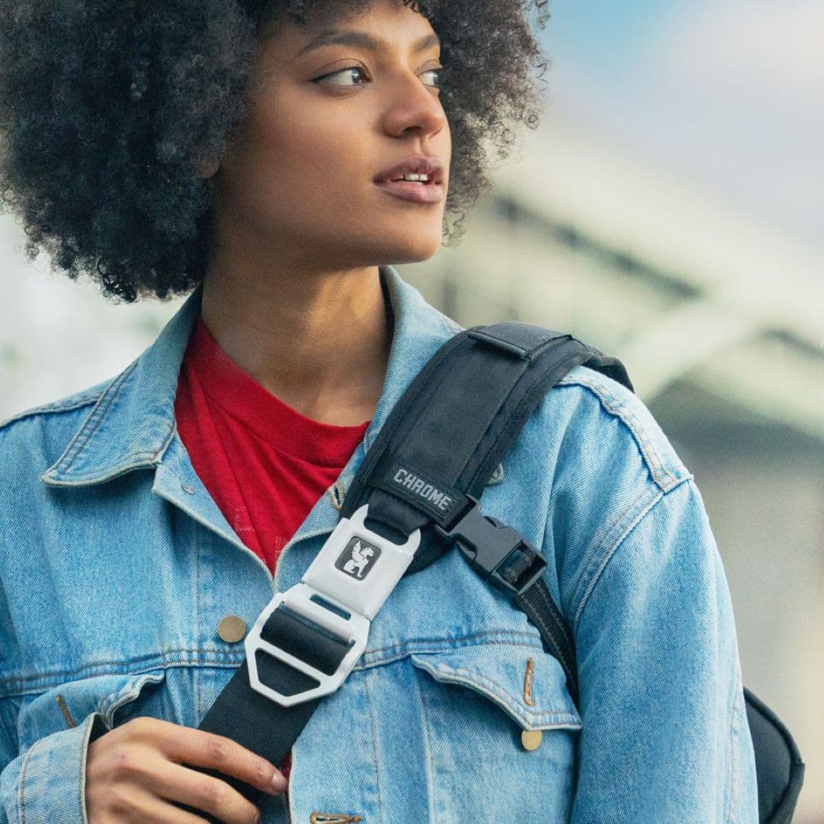 Woman wearing a Chrome Citizen messenger with a swappable buckle