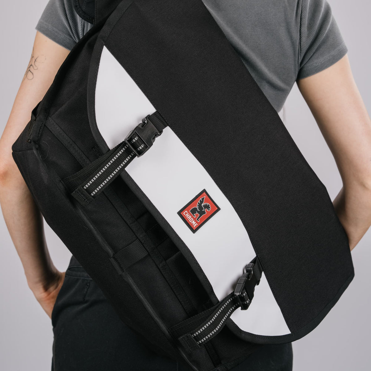 The Citizen 24L Messenger in new Classic Black White up close #color_classic / black / white