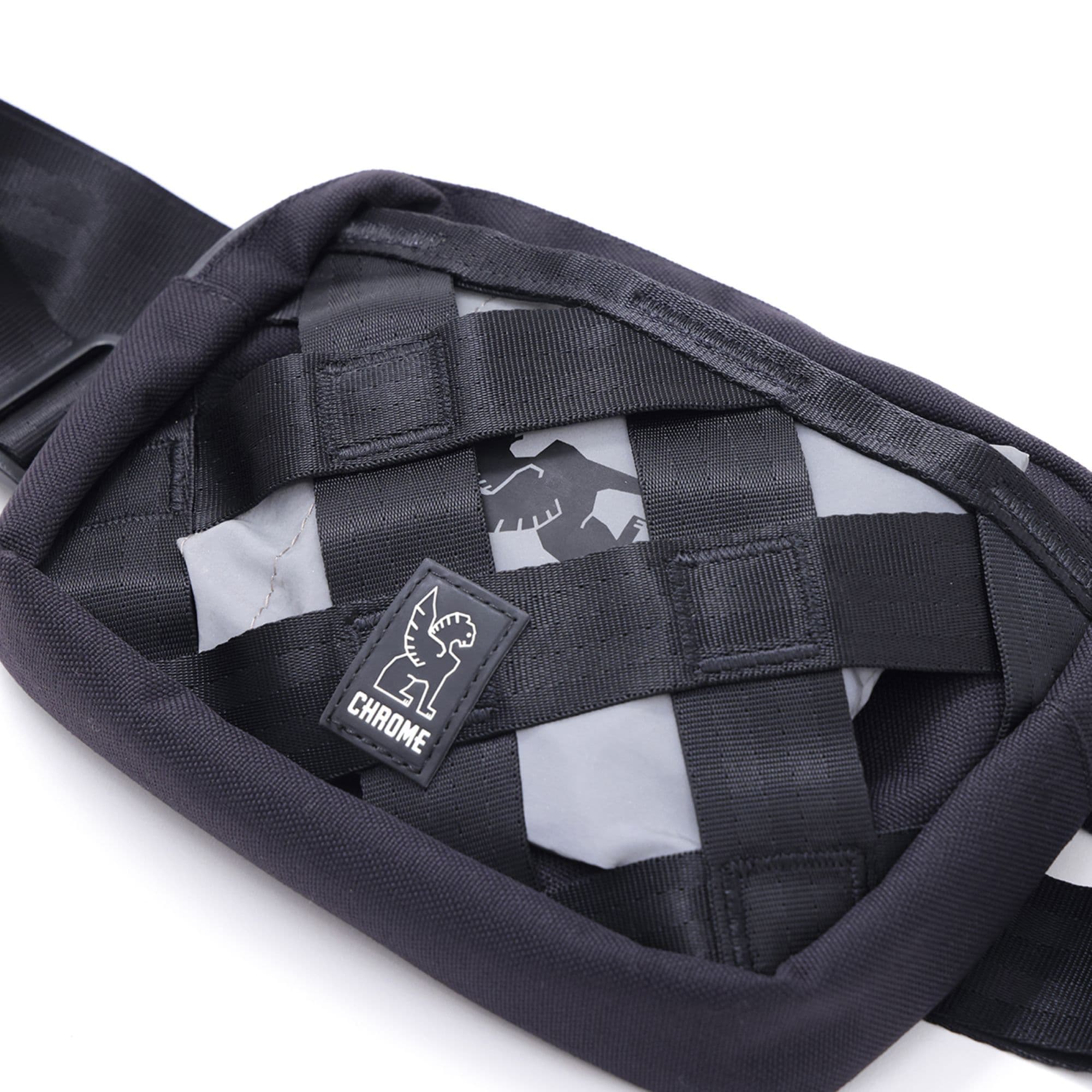 A small chrome notebook in the front of the Barrage 2L Sling