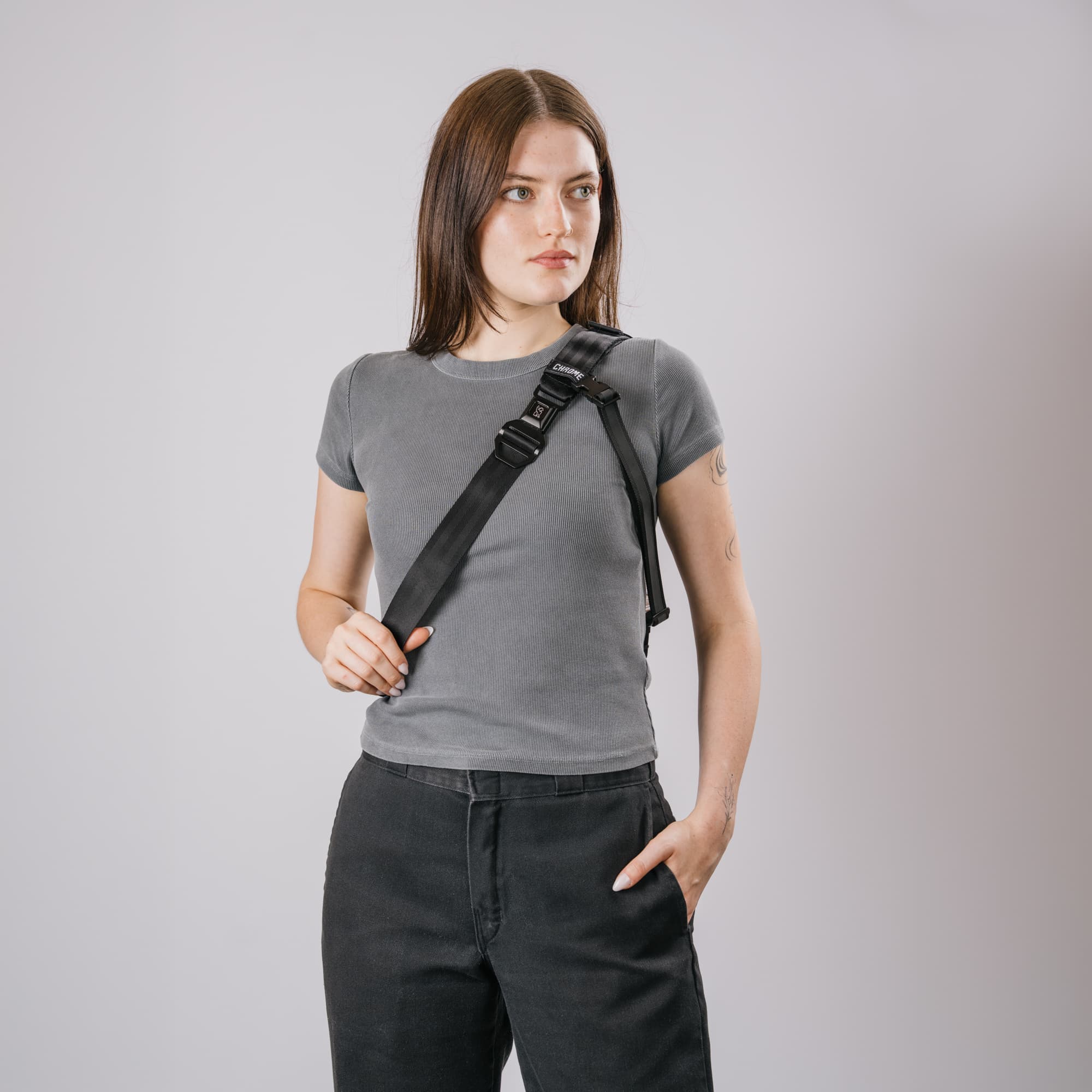 A woman wearing the Barrage 5L Sling, front strap showing