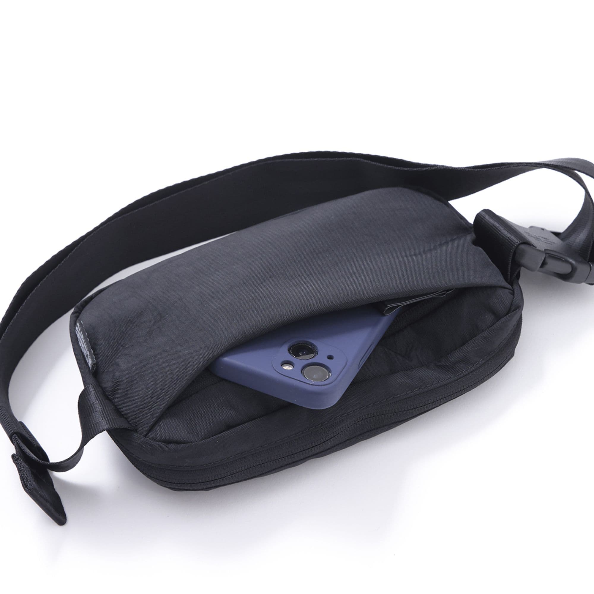 The Sabin 1.5L Sling with a phone in the zipper pocket
