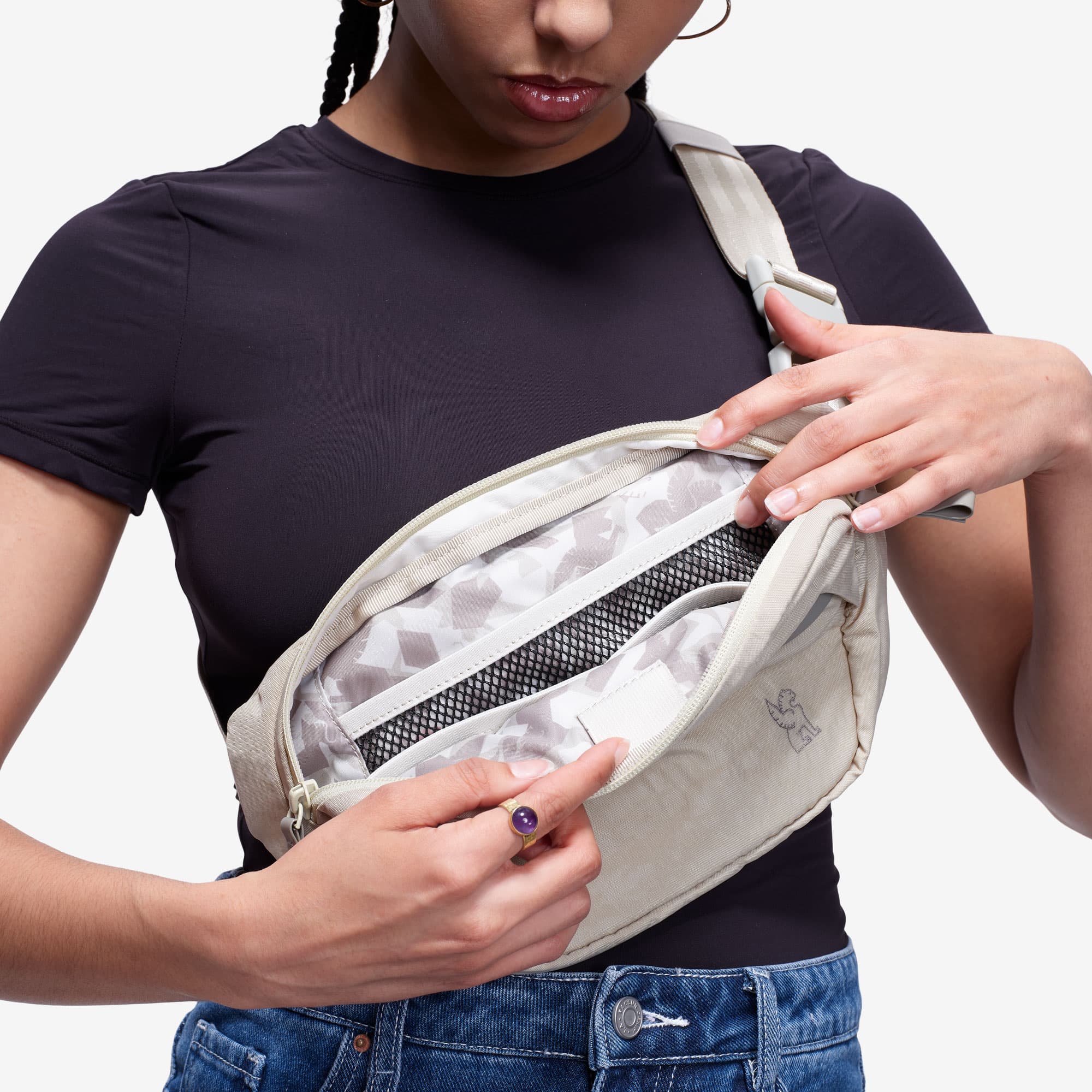 Sabin 6L inside of the bag in sandstone #color_sandstone