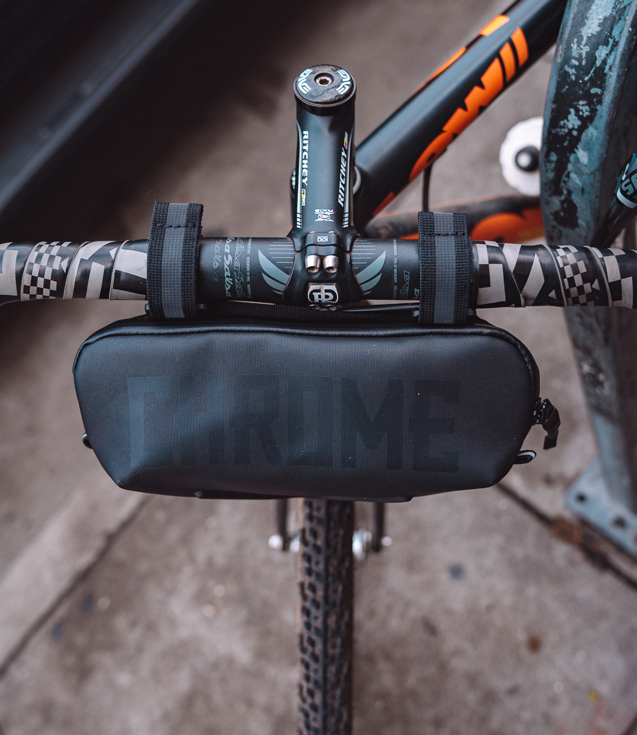 Helix handlebar bag from the top down on a bike mobile size image