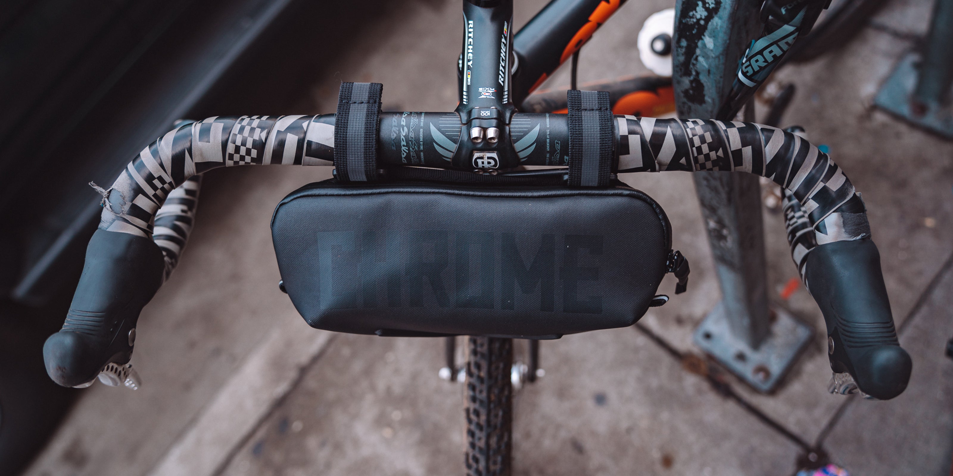Helix handlebar bag from the top down on a bike desktop size image