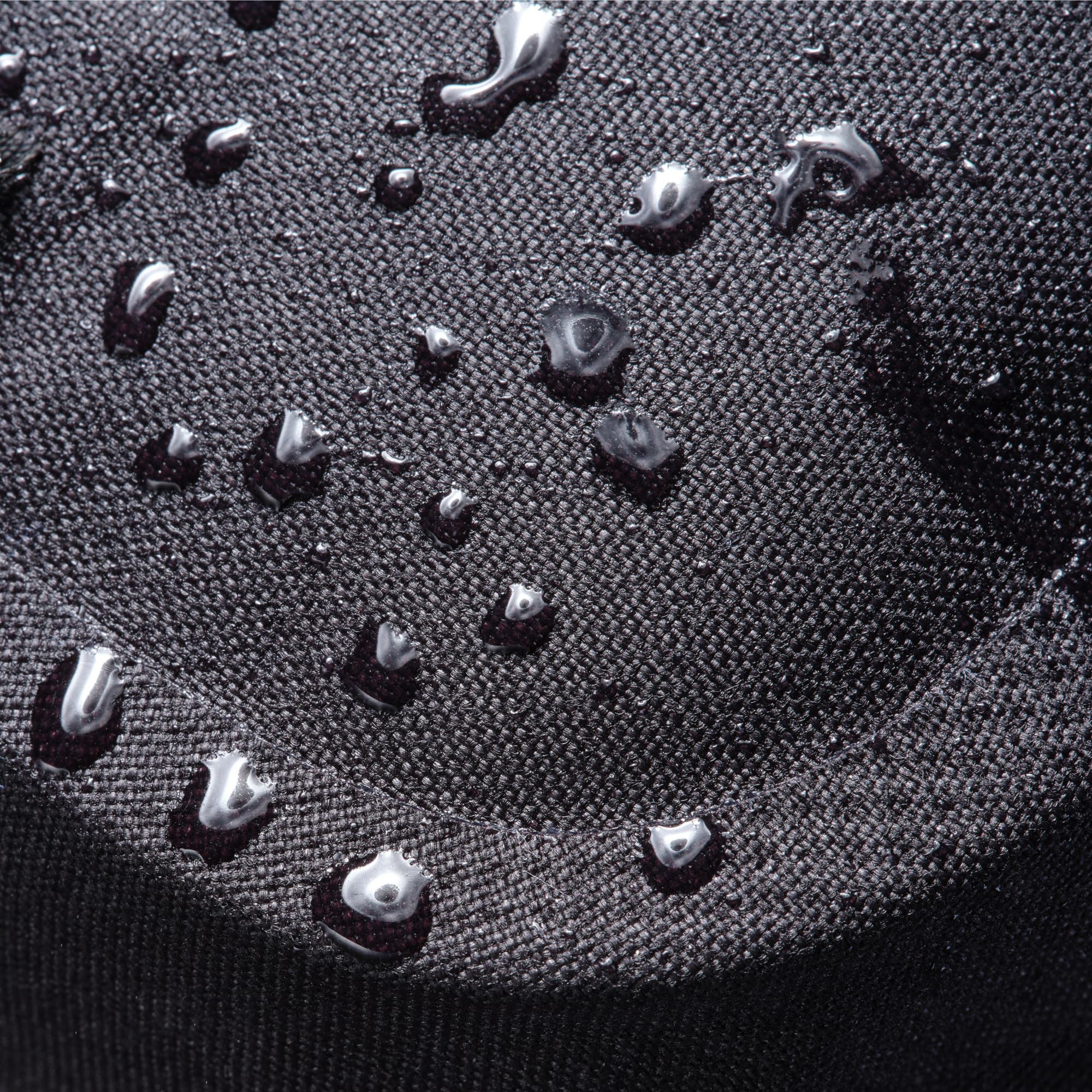 Water drops on the waterproof Kadet Max #color_black