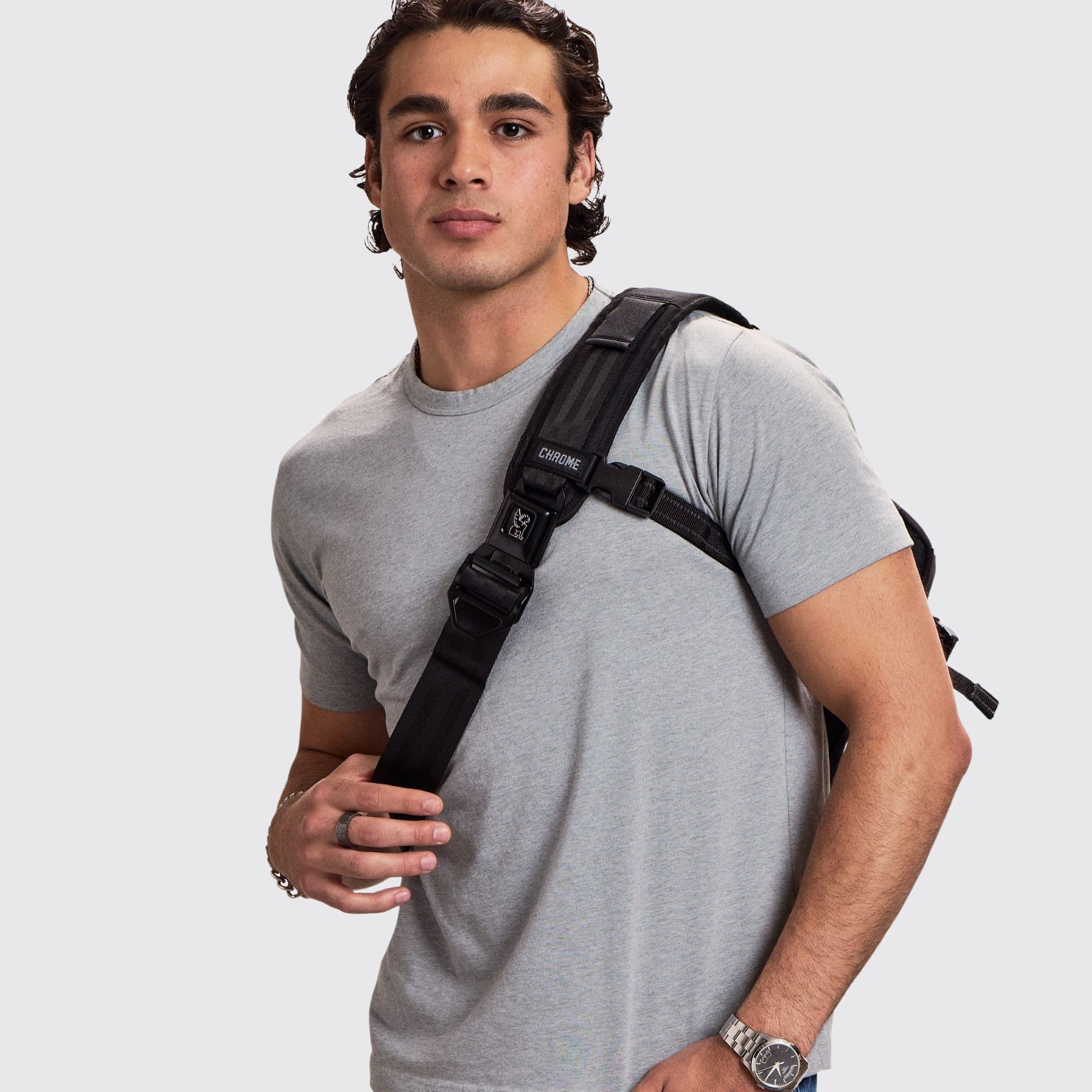 A guy wearing the Kadet Max with the front buckle and stabilizer strap
