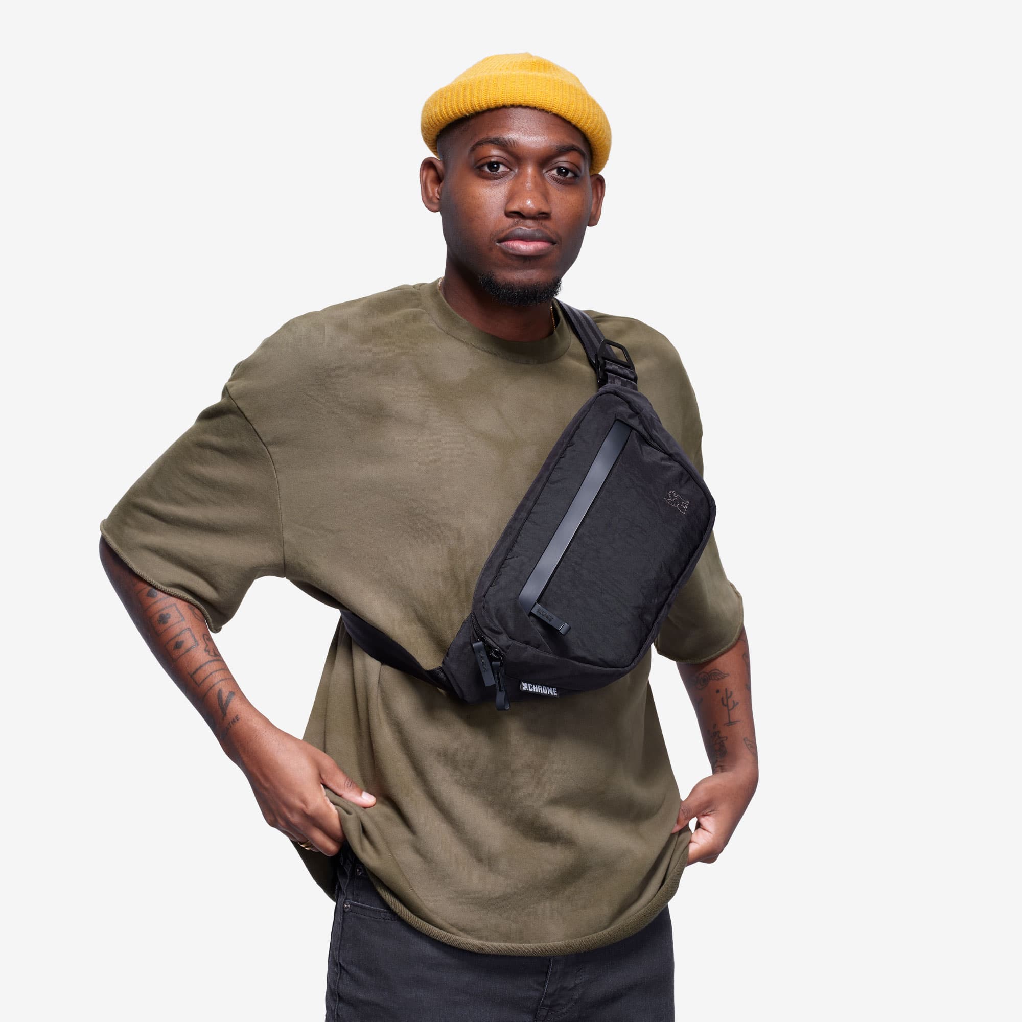 Man wearing the Sabin 6L sling #color_black
