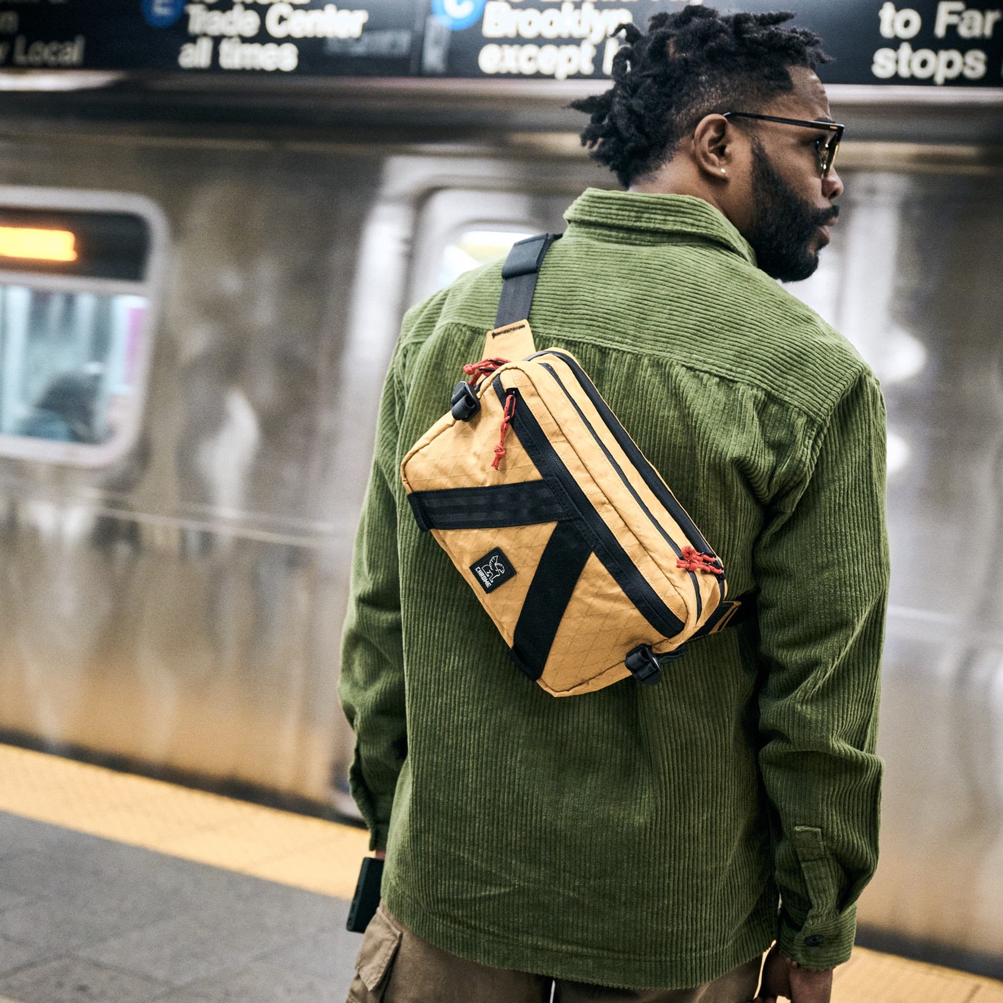 Tensile Sling on a person waiting for the train #color_amber x