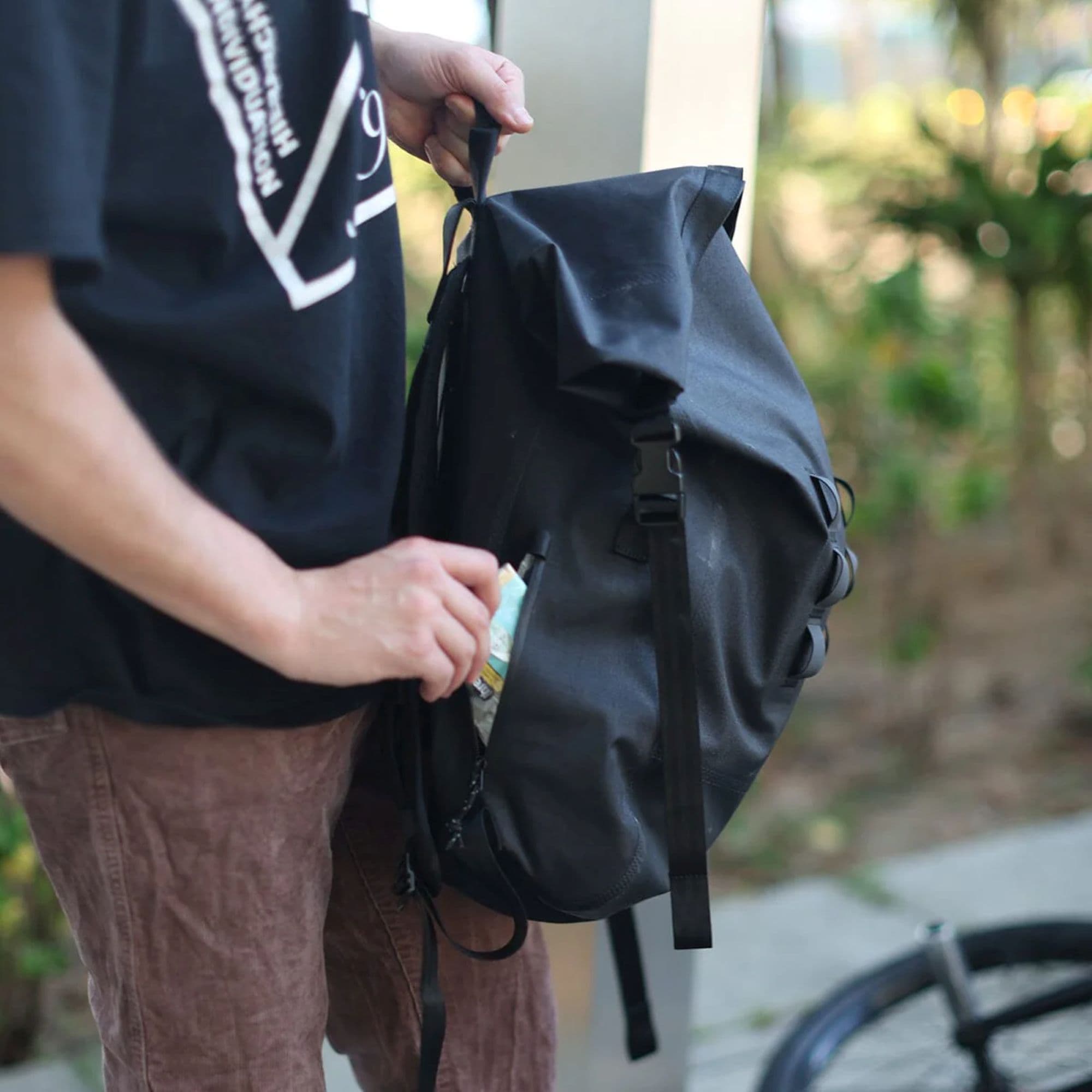 Urban Ex 30L in black side pocket use