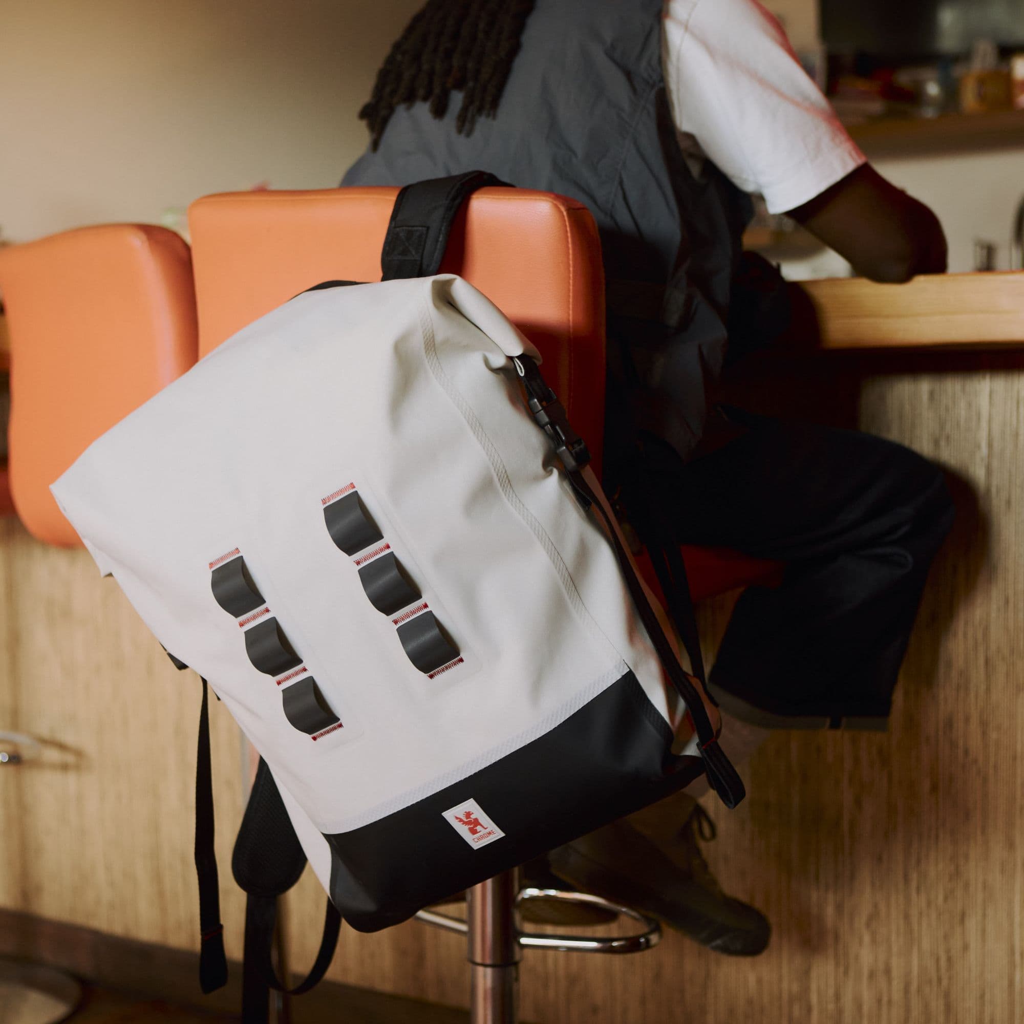 A guy sitting at the bar with the 30L Future White Urban Ex