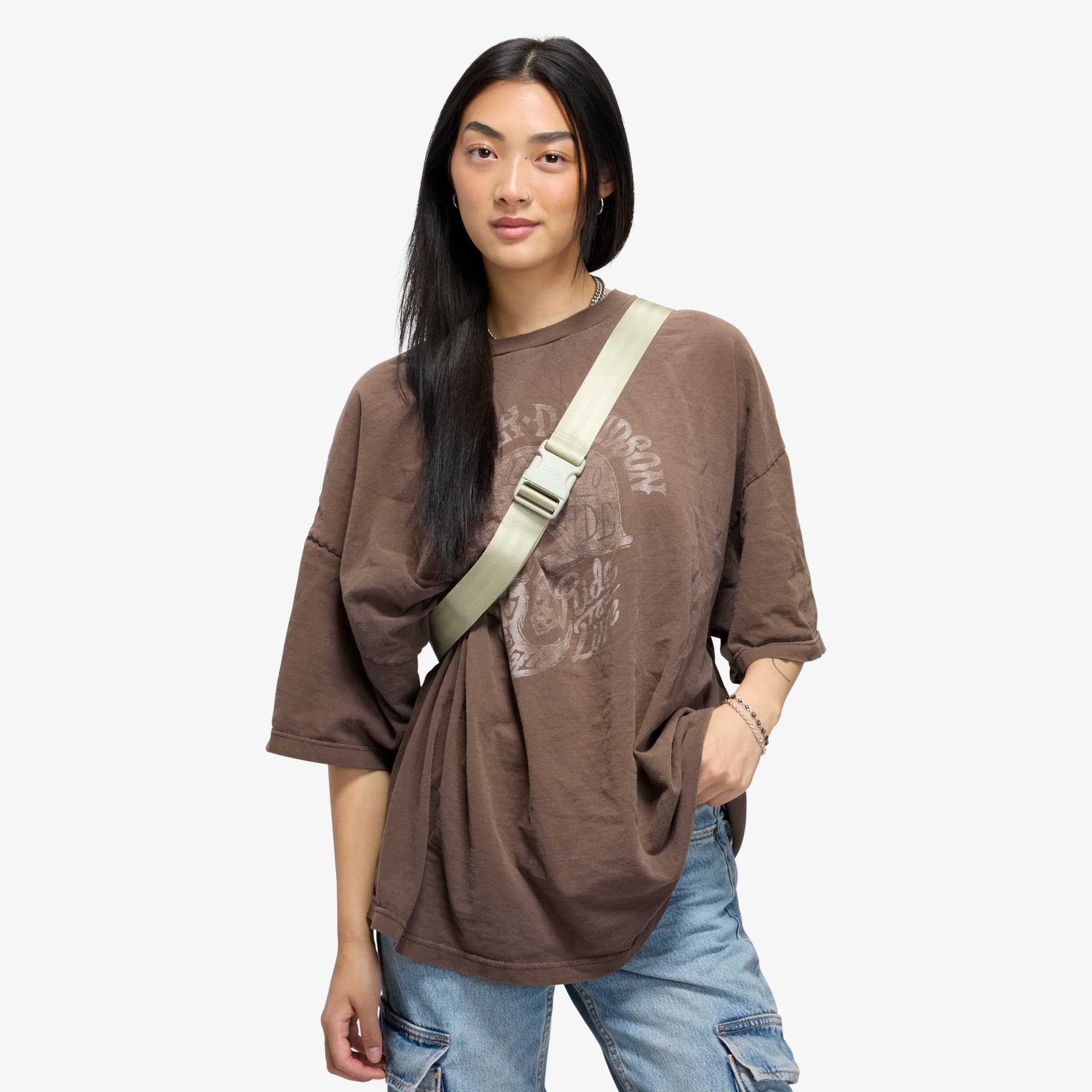 Ziptop Waistpack in sandstone front buckle on a woman #color_sandstone