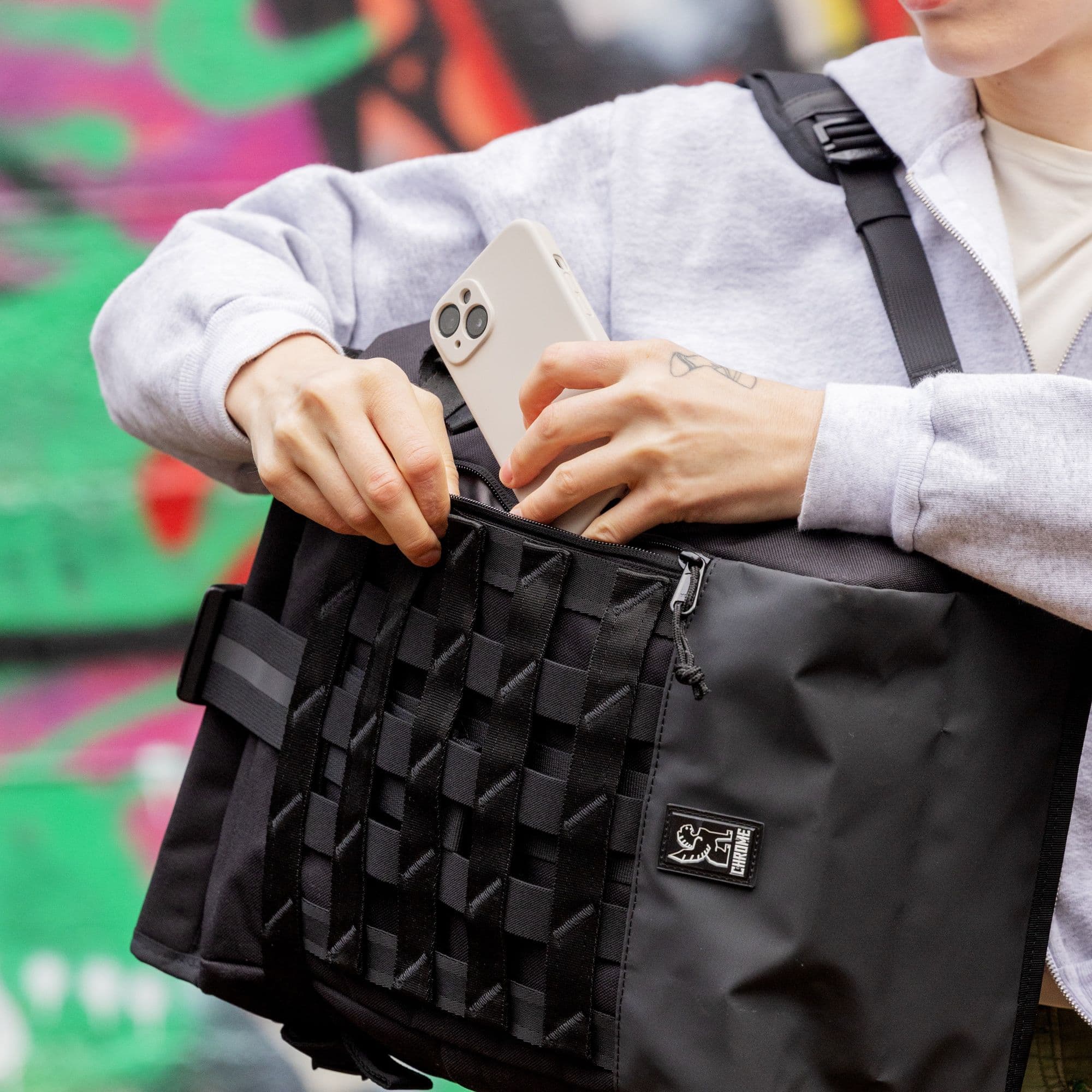 Barrage 22L side zip pocket in use #color_black