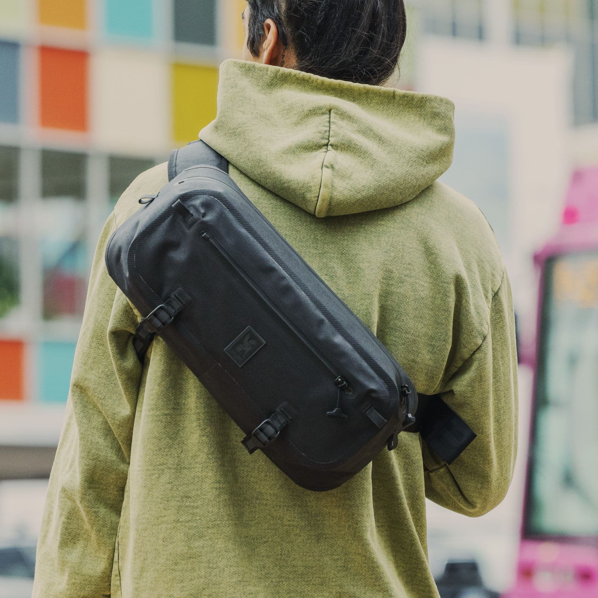 A guy wearing the waterproof Kadet in black #color_black