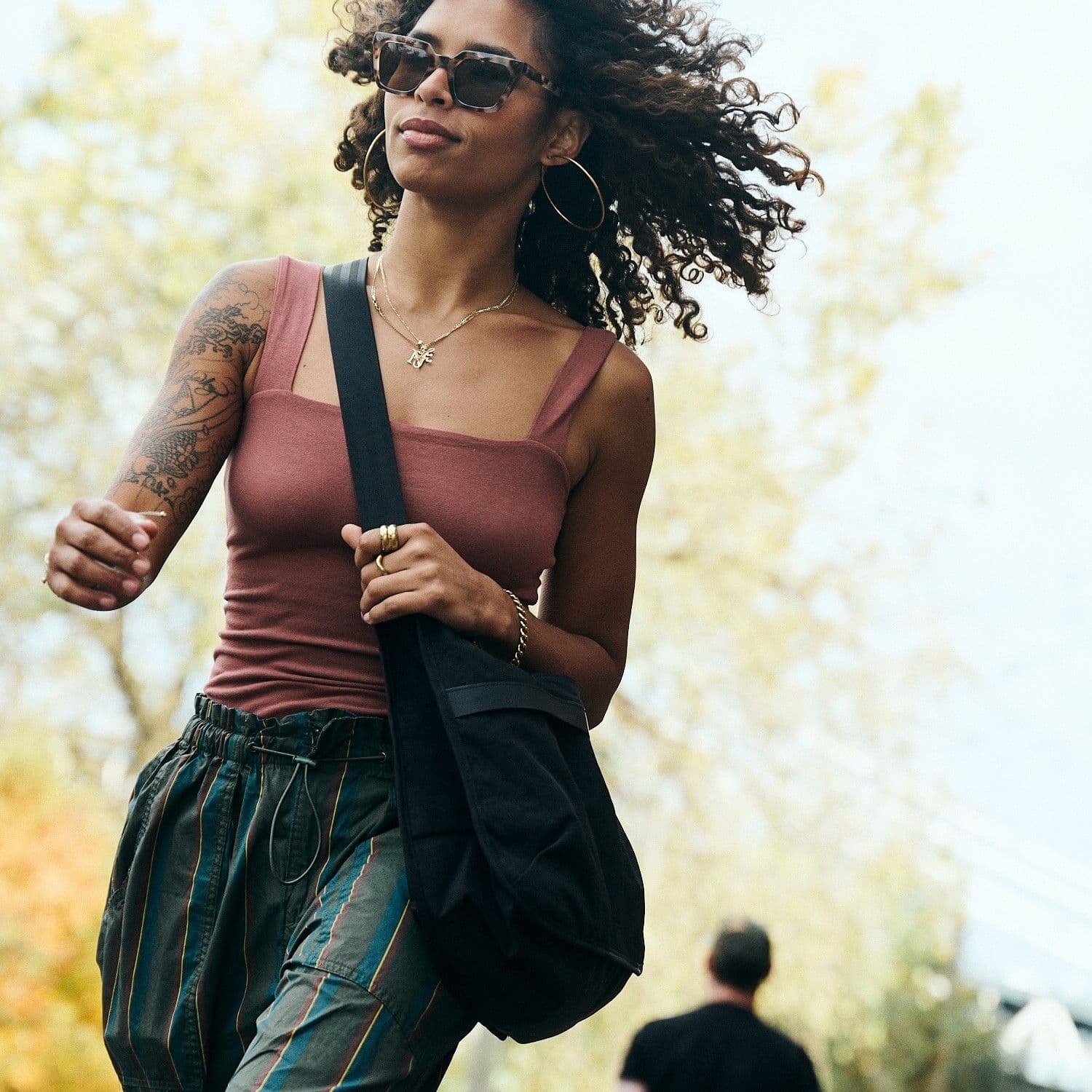 Woman wearing the Yoyogi Messenger Crossbody
