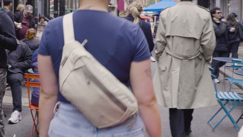 Sabin Sling 3L worn by a woman walking