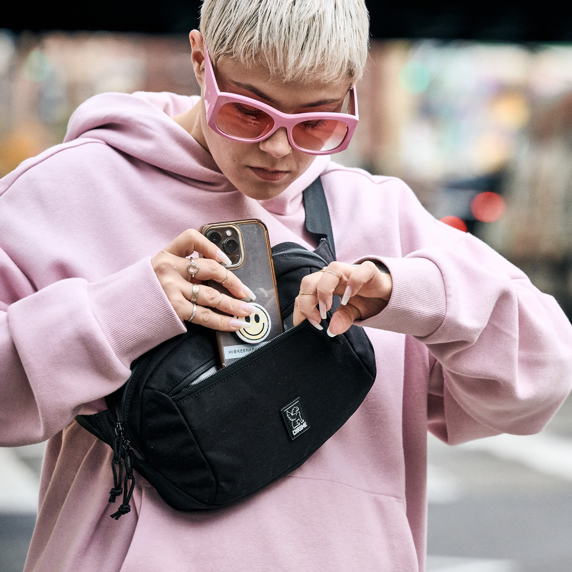 ziptop waistpack putting a phone in the pocket #color_royale