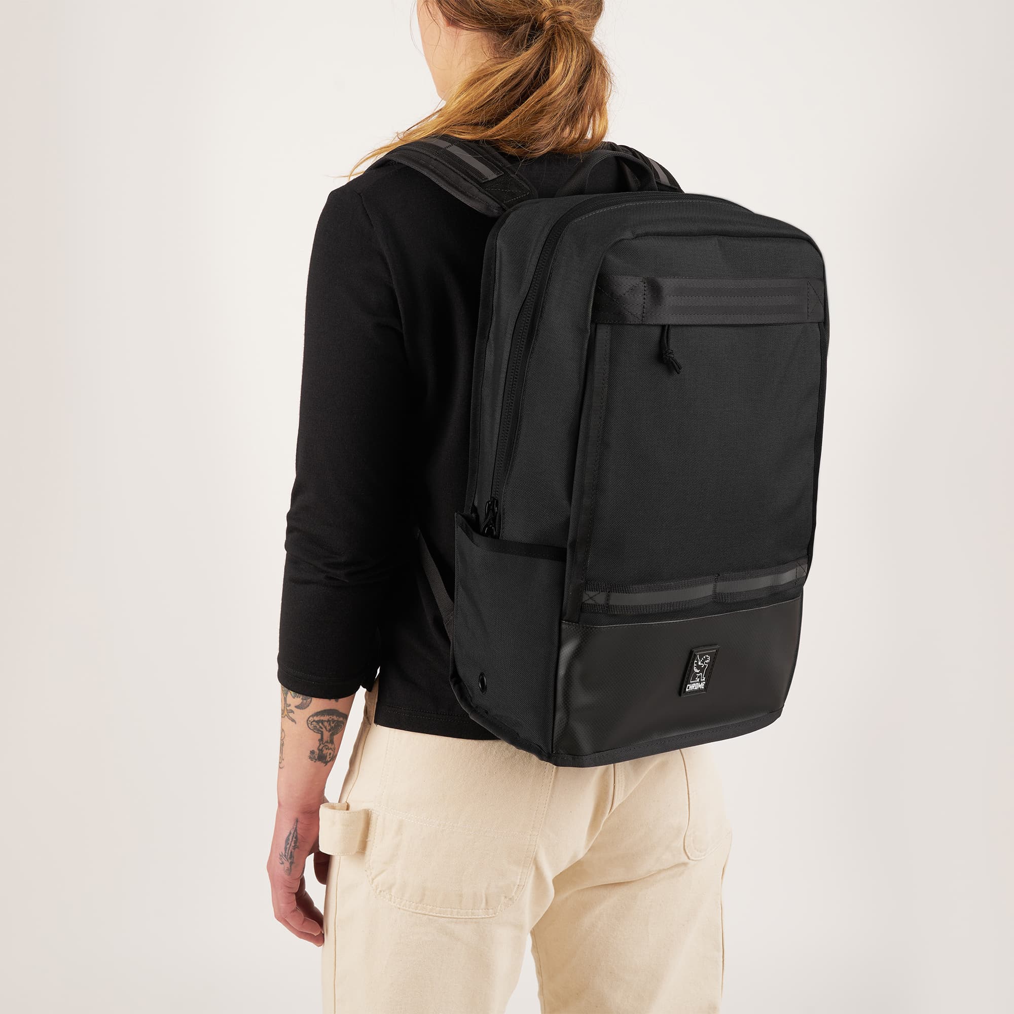 Hondo Daypack in black worn by a woman 