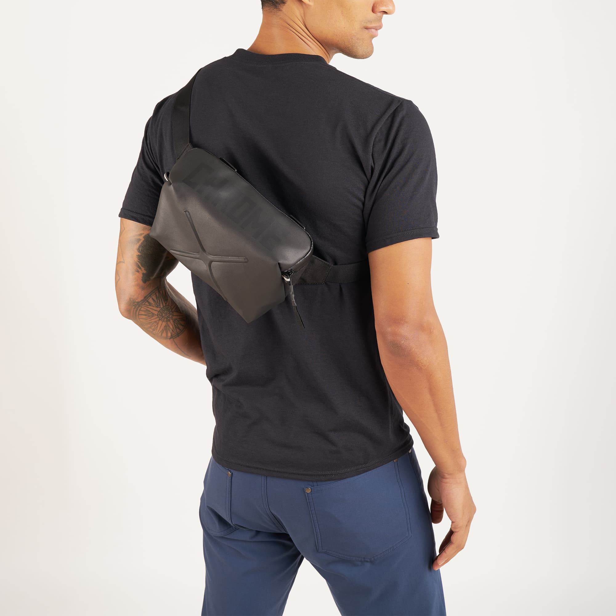 Helix Handlebar bag in black worn by a man