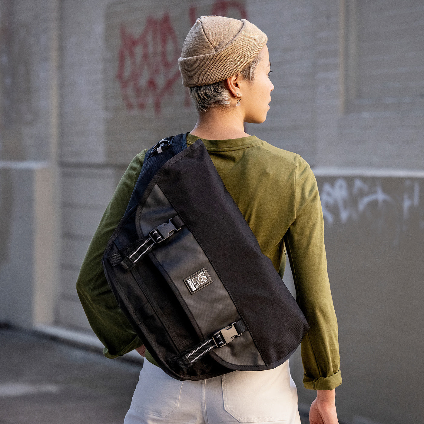 person holding a Citizen Messenger Bag