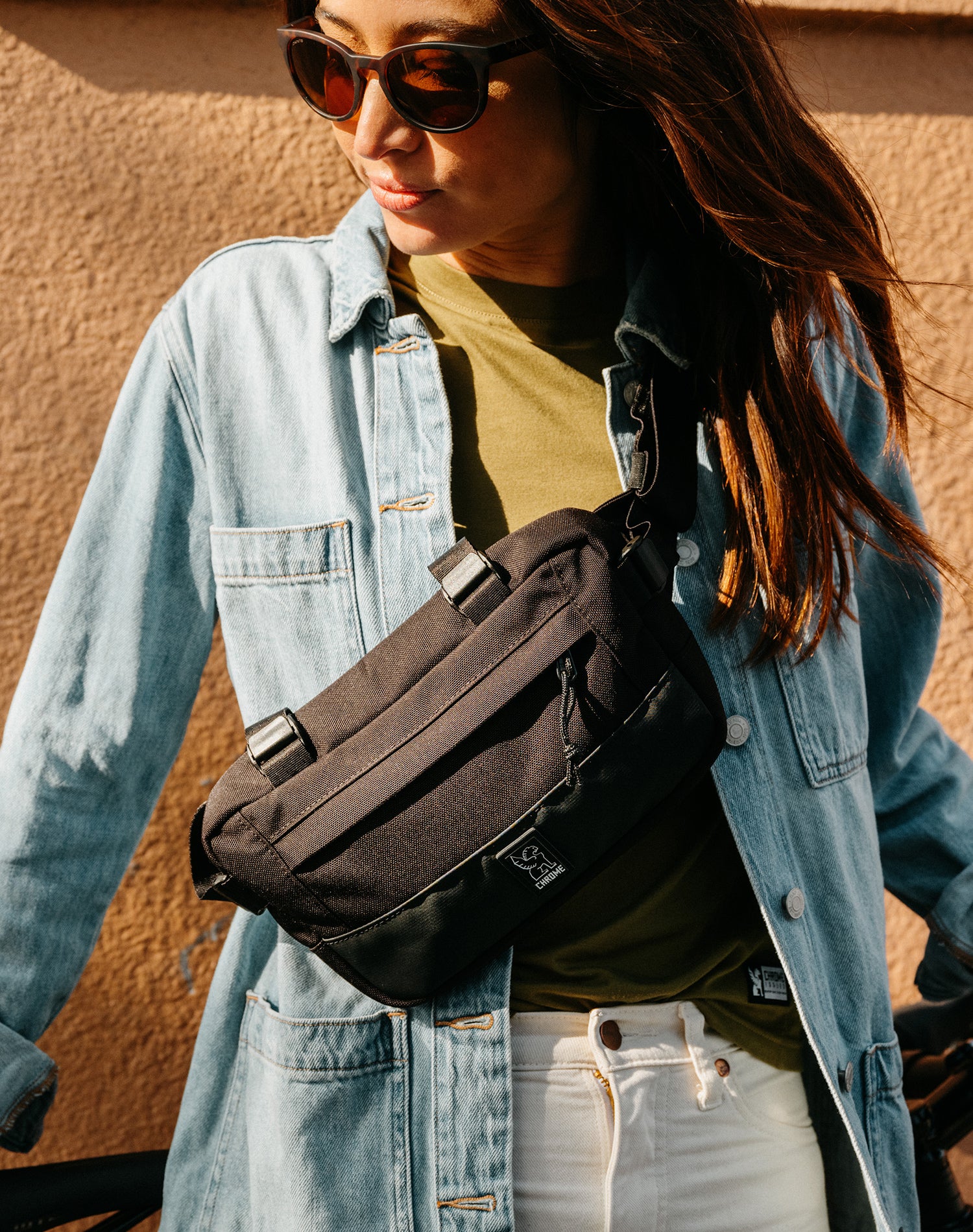 Doubletrack Handlebar bag on a woman worn as a sling mobile size image