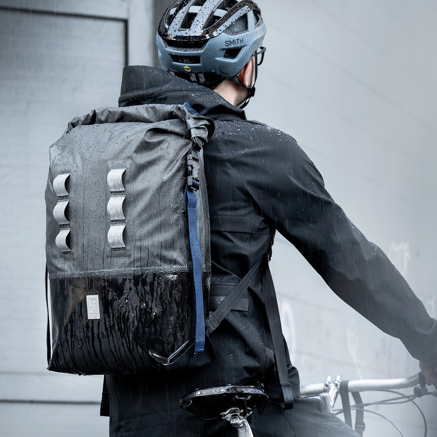 Guy on a bicycle wearing the Urban Ex 30 pack