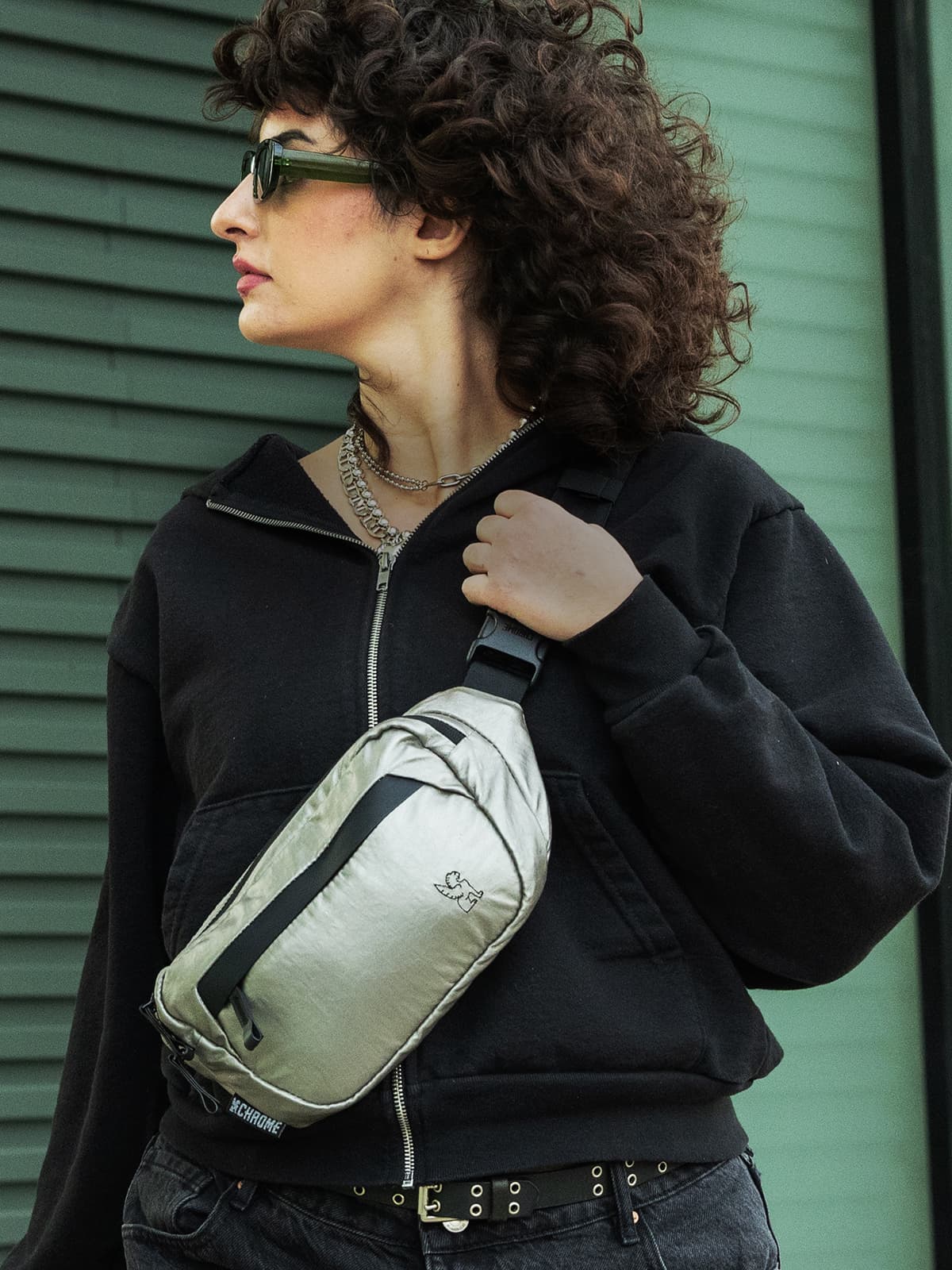 A person wearing the Sabin 3L sling in Chromium