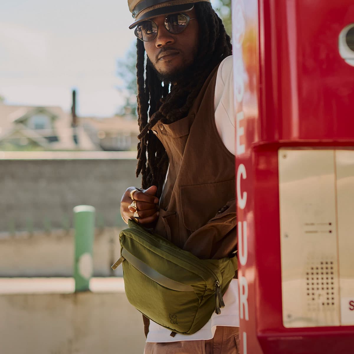 A man wearing the Moss Sabin 6L Sling