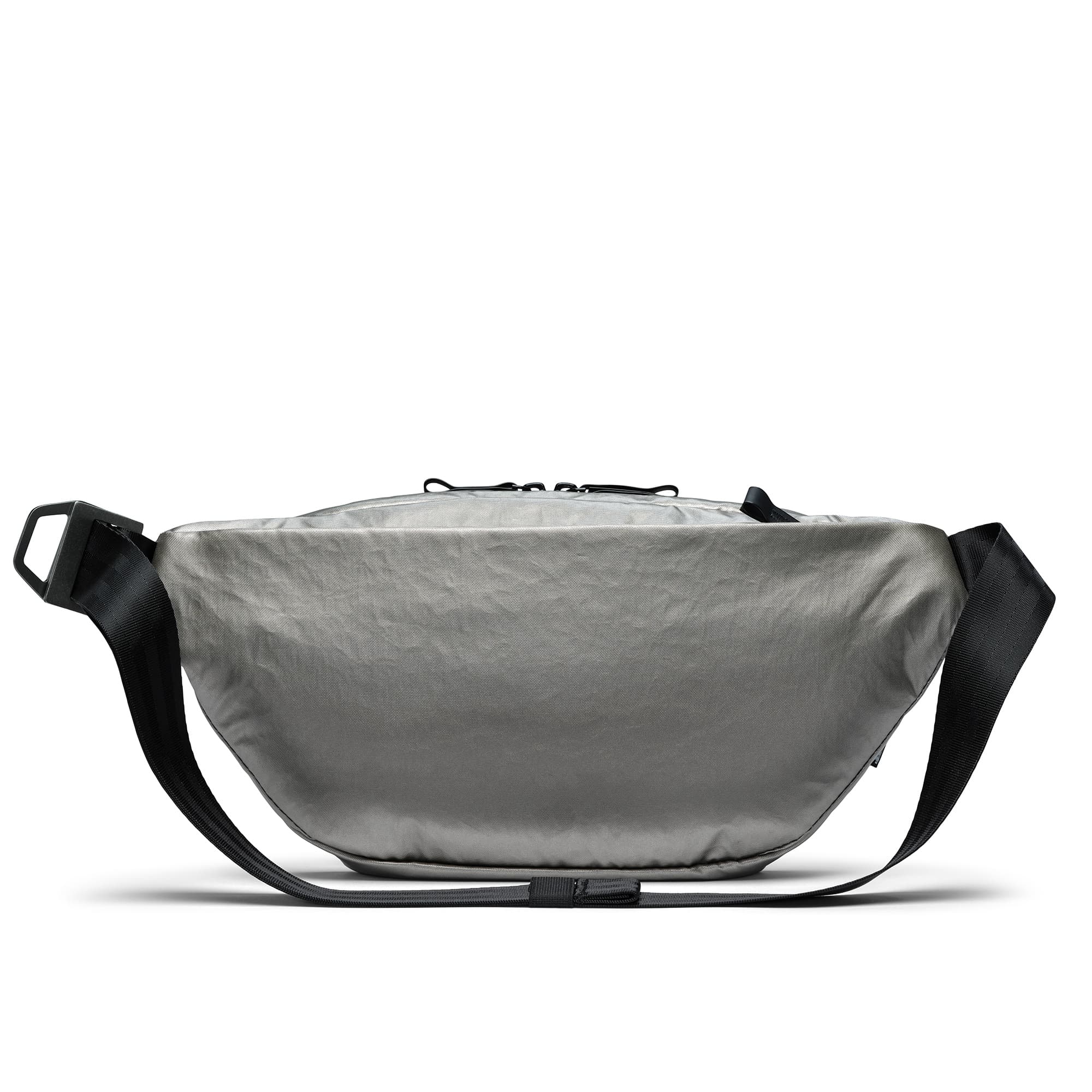 The back of the Sabin 6L Sling in Chromium #color_chromium