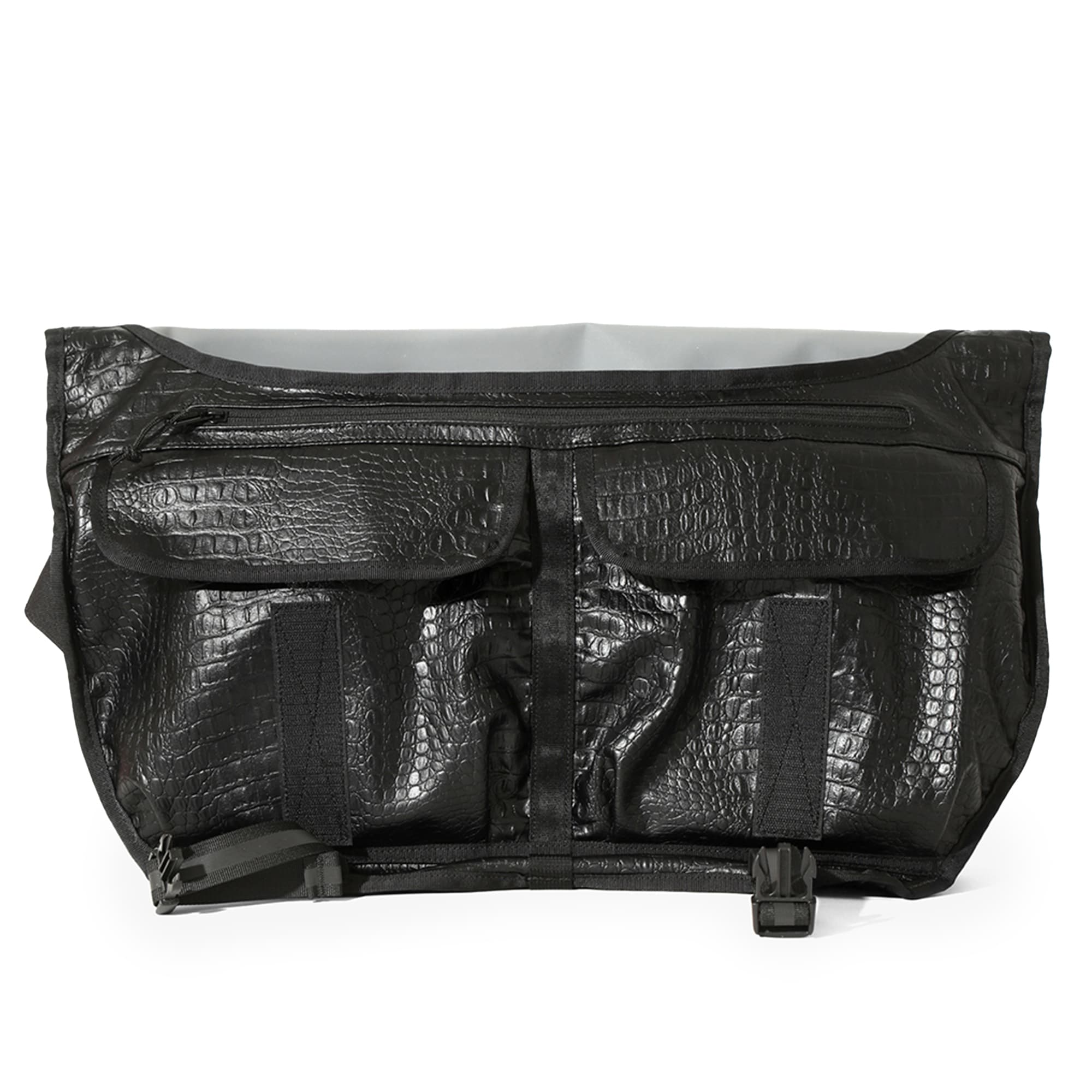 The inside pockets Chrome x EG Citizen 24L in Black #color_croco / black