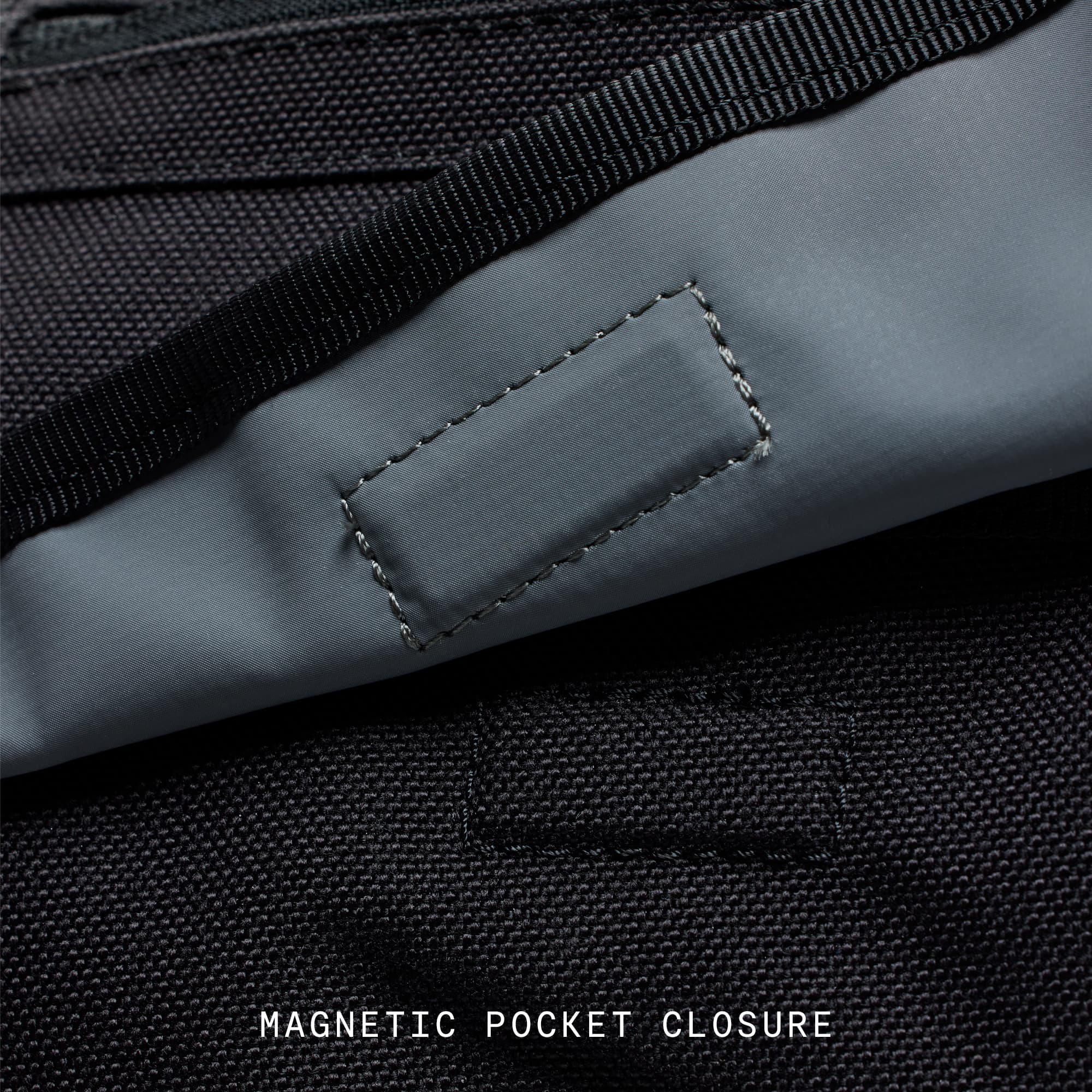 Magnetic closure of the Citizen Slide 24L messenger in black #color_black