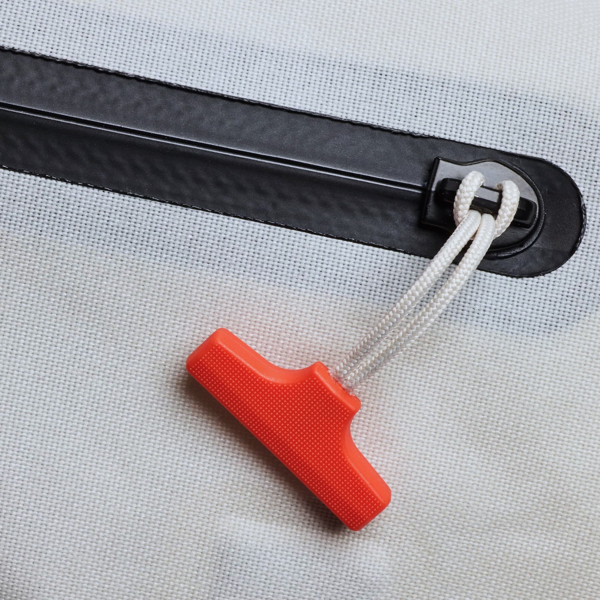 The waterproof zipper of the Kadet in future white #color_future white