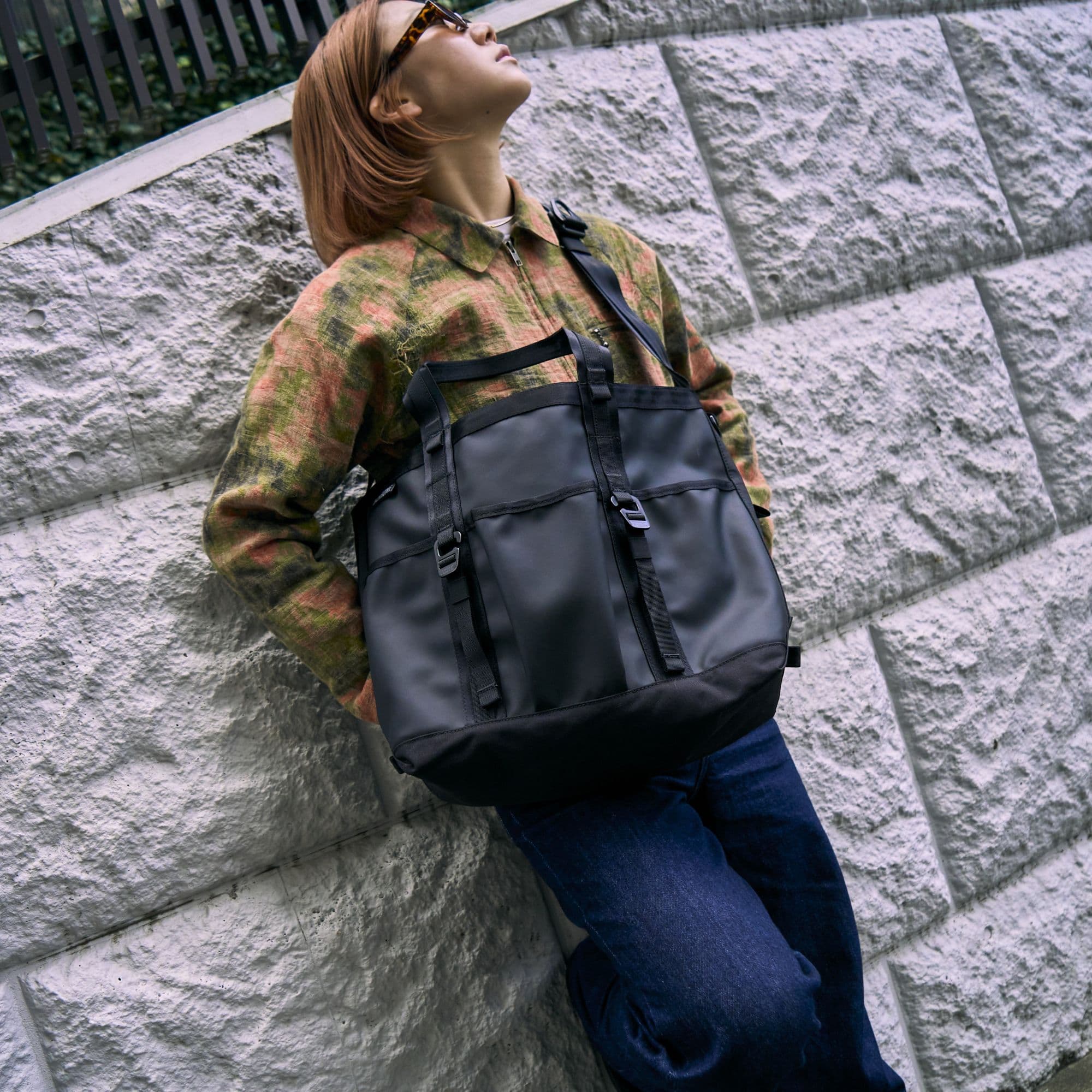 A woman wearing the Grocery tote as a messenger