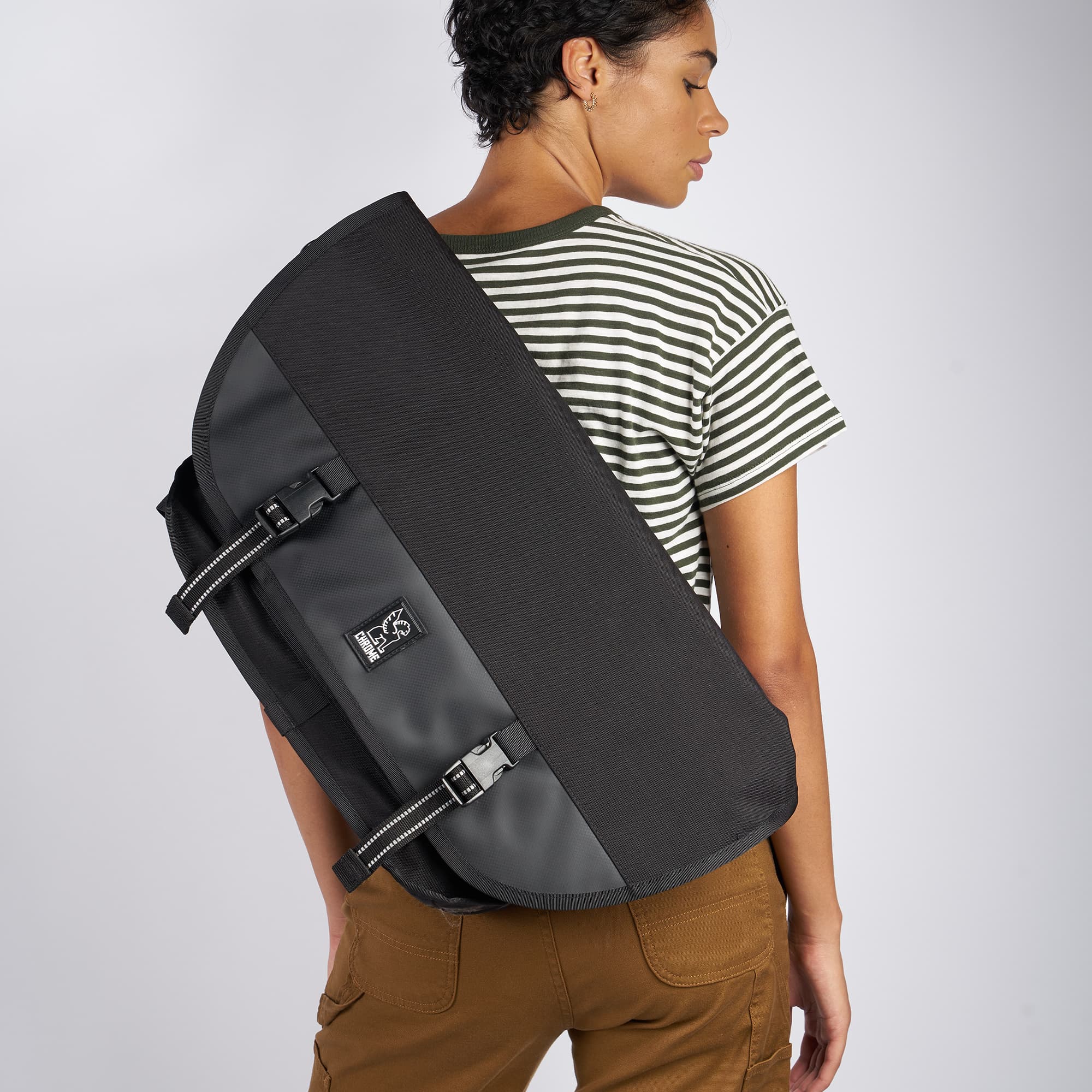 24L Citizen Messenger in black, back view on a woman