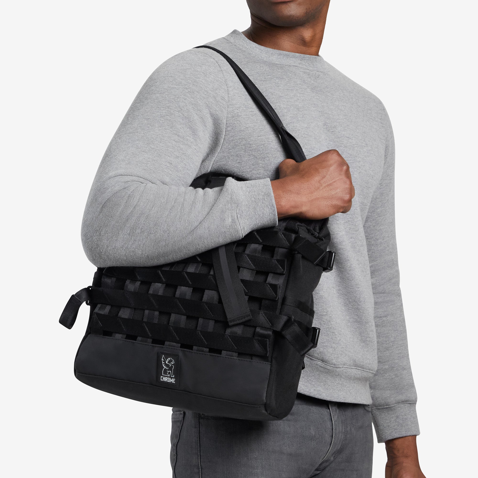 Barrage tote in black worn by a guy on the shoulder