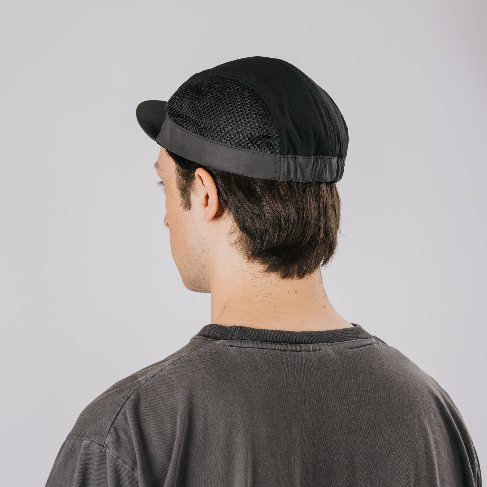 A guy wearing the new cycling cap 2.0 with mesh panels