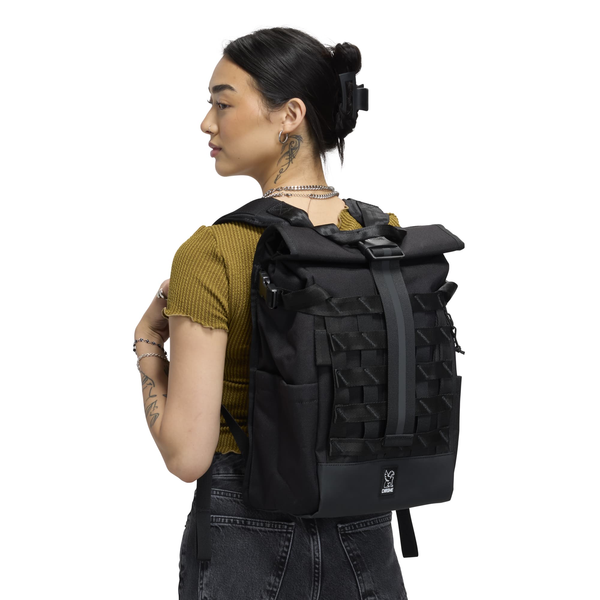 Barrage 18L backpack on a woman back view #color_black