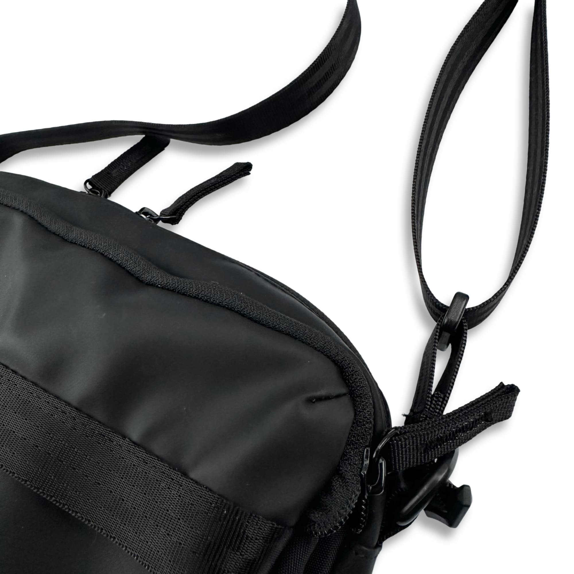 The attachment and zipper pulls of the Pac Shoulder pouch 3L
